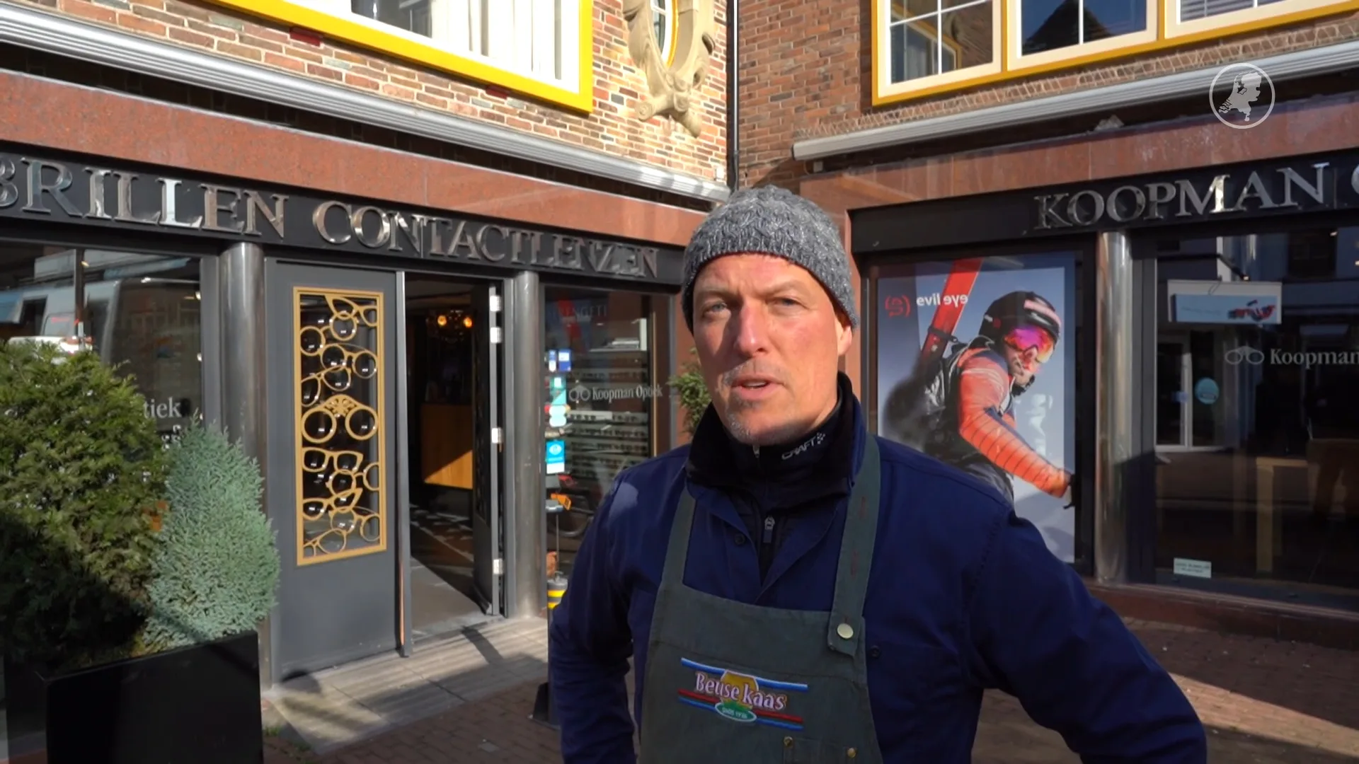 Kaasboer Frans probeert overvallers brillenwinkel in kraag te vatten