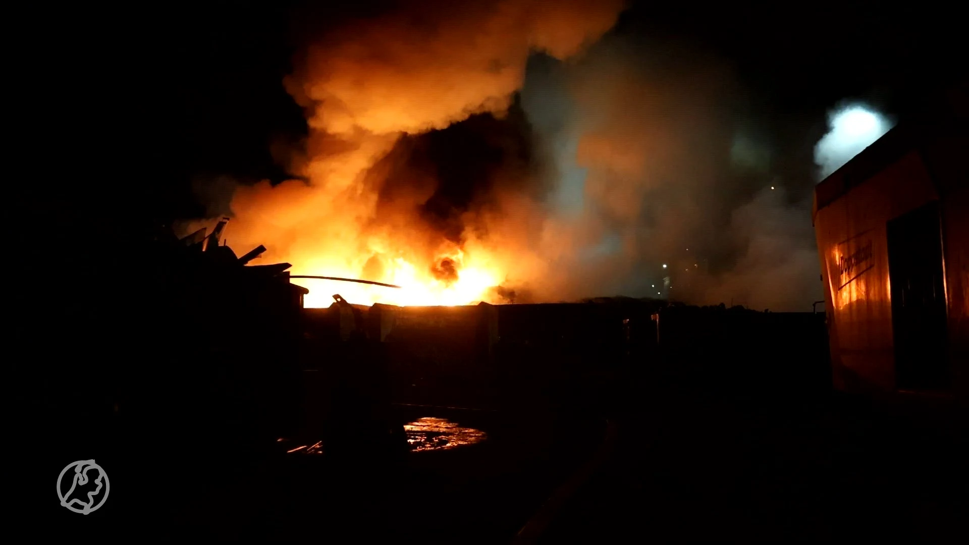 Grote brand bij afvalverwerker Son zorgt voor dikke rookwolken