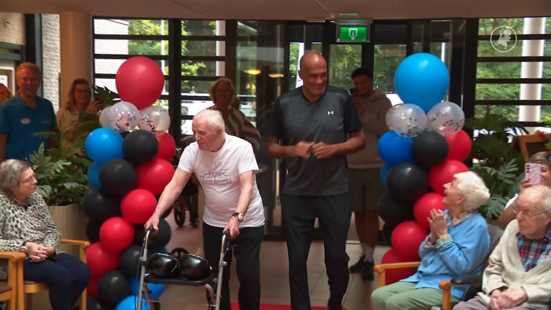 'Amateurbokser' Rudie (89) ziet grote wens in vervulling gaan: met Arnold Vanderlyde de ring