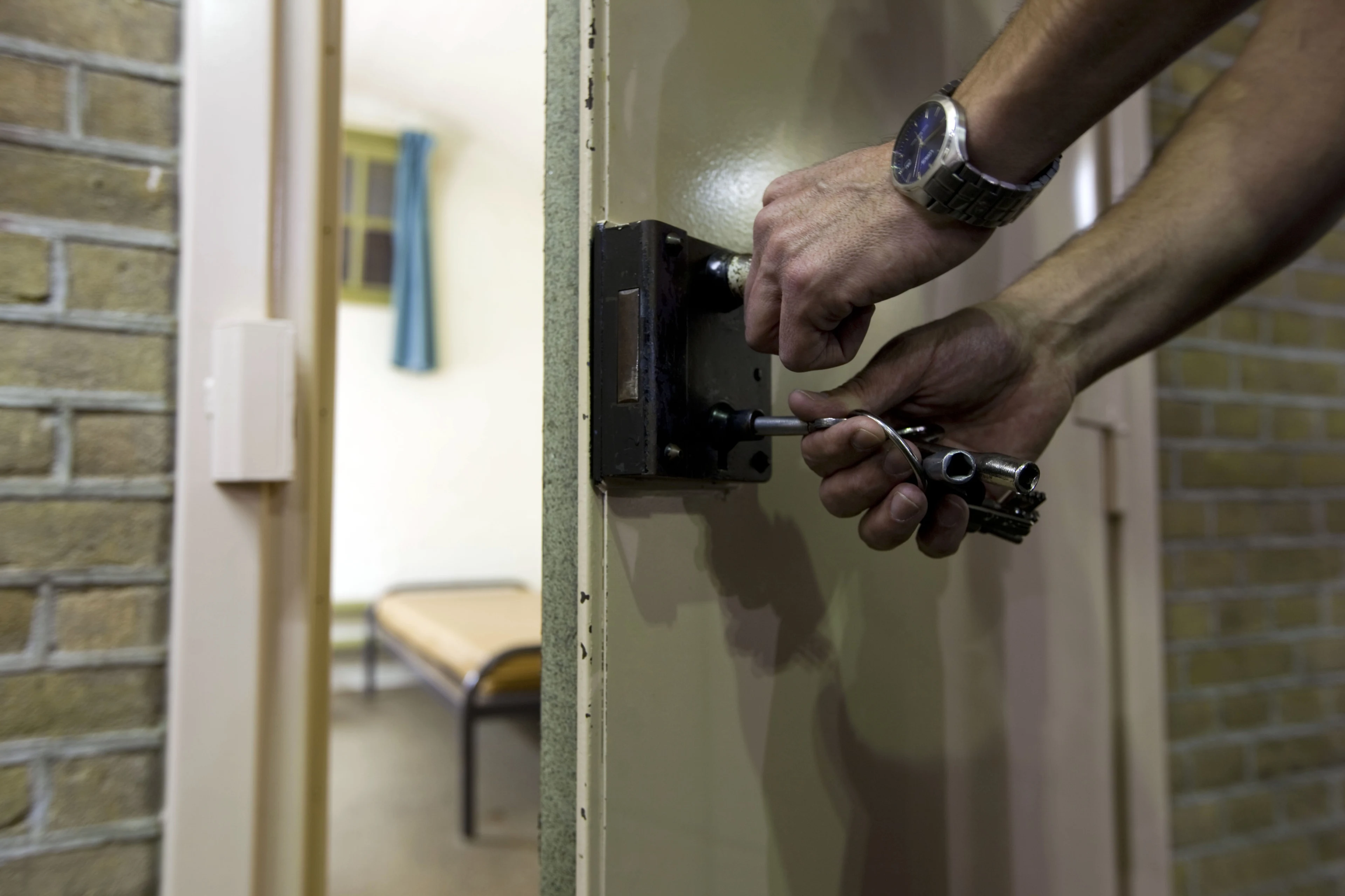 Wie niet weg is, is gezien: man probeert zich te verstoppen voor politie in opbergvak van bed