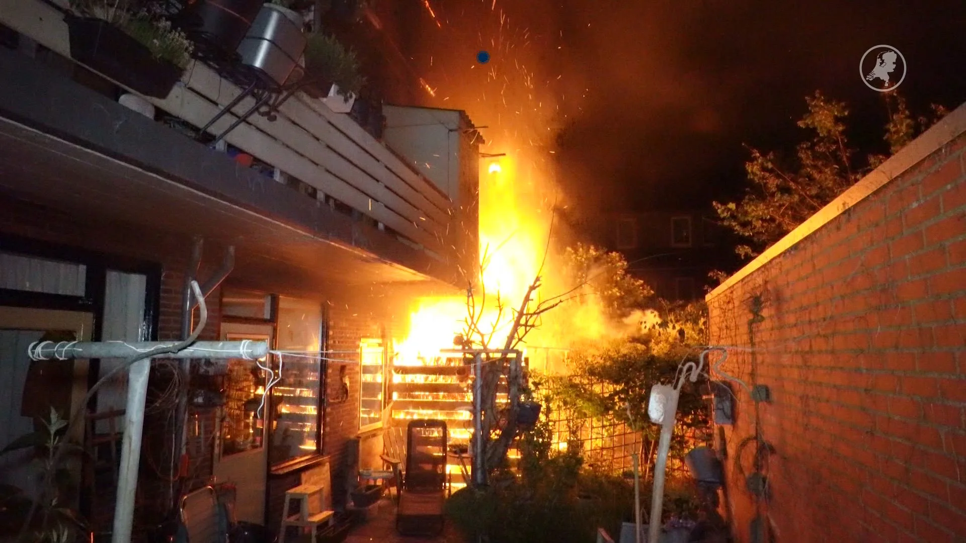 Vlammen slaan uit woning in Groningen: één gewonde, één aangehouden