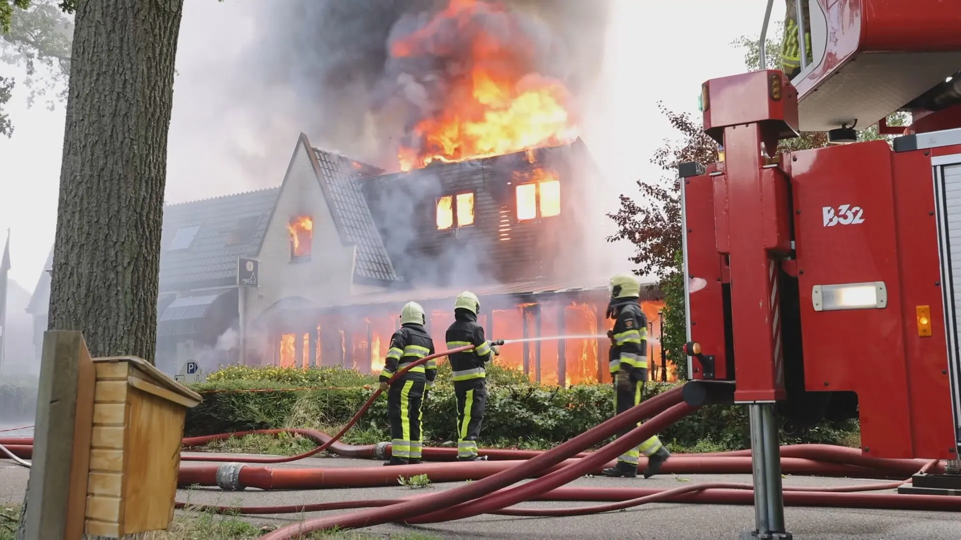 Enorme uitslaande brand in restaurant Sint Nicolaasga 'lastig te bestrijden'