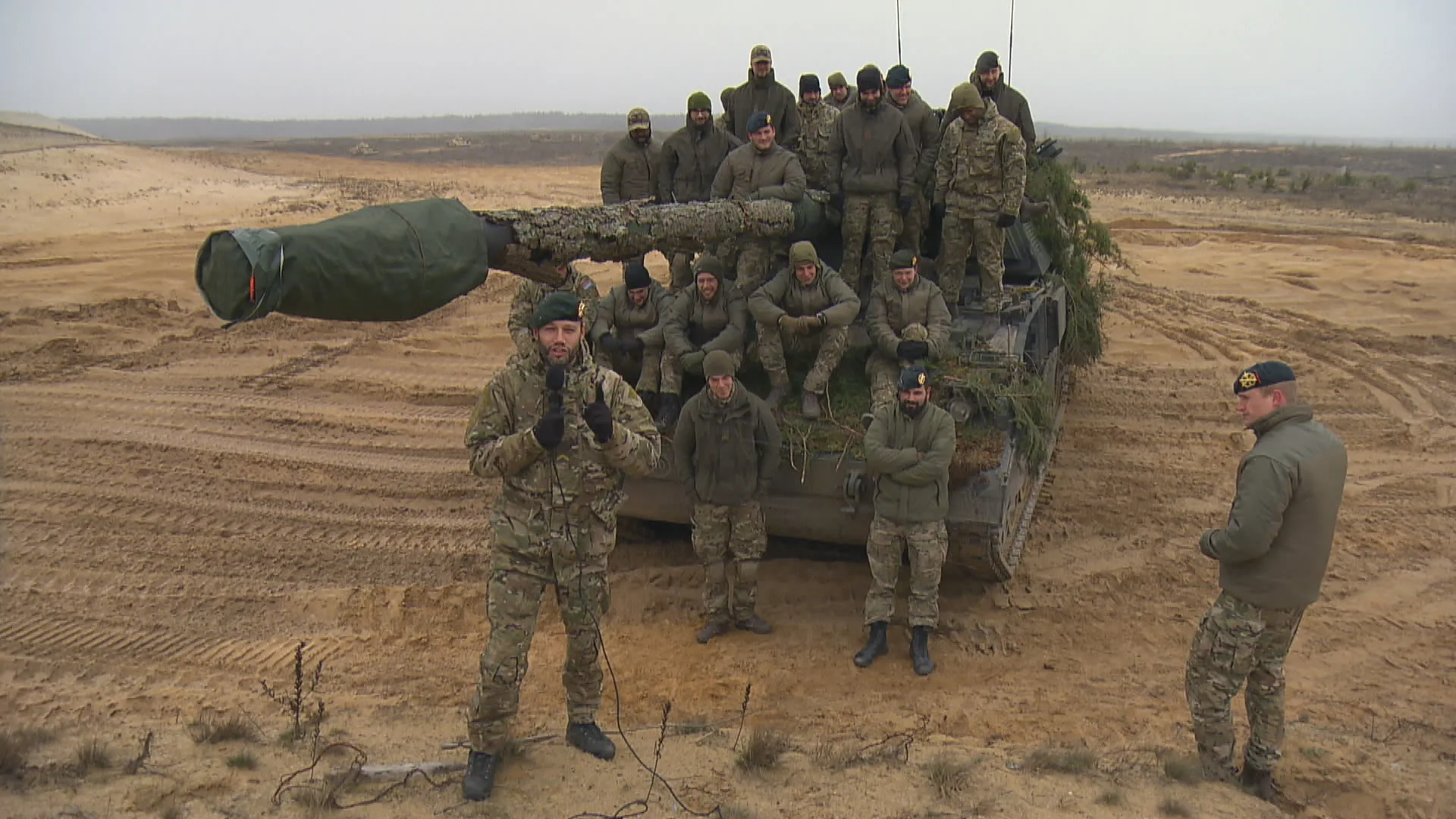 Lief: Militairen delen Valentijnswensen vanuit missie in Litouwen