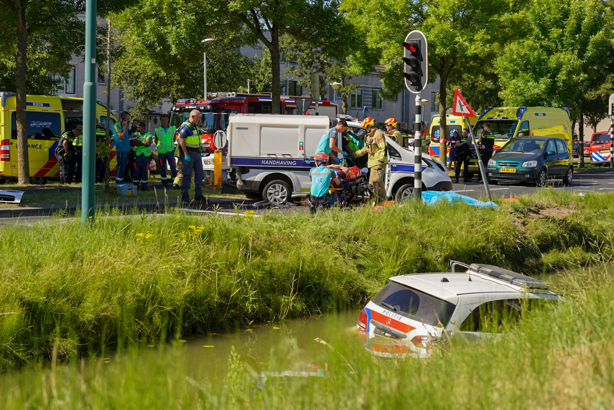 Politiewagen botst met voertuig van Handhaving en eindigt in de sloot