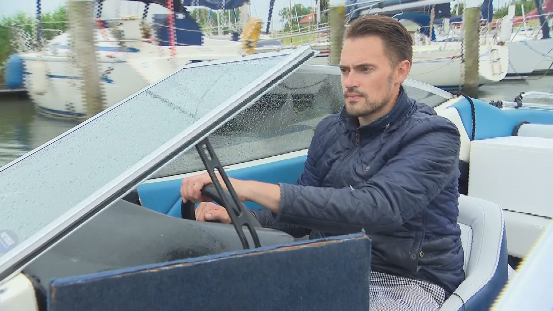 Jaco omzeilt met boot de ellenlange files door gesloten Haringvlietbrug