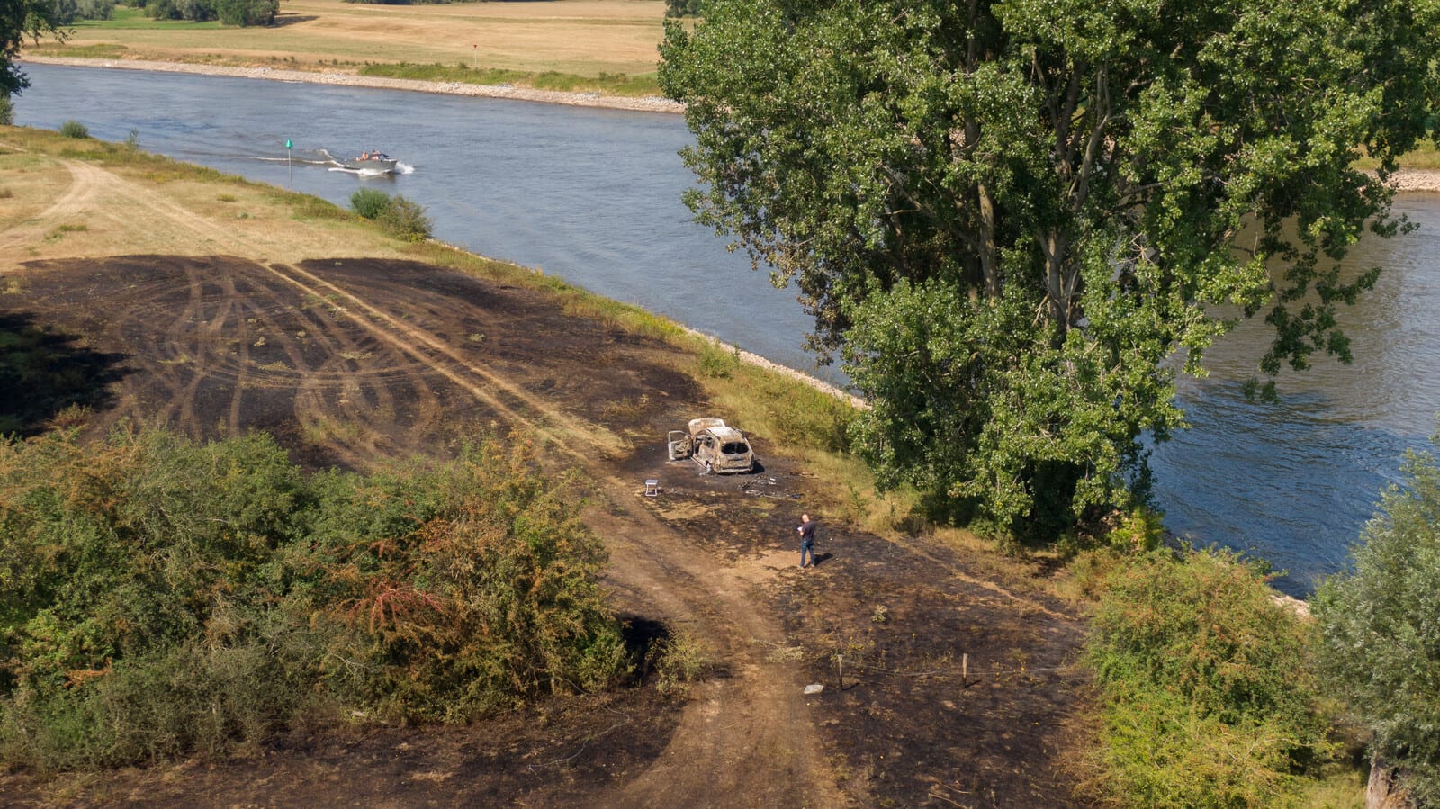 Barbecueënde vissers veroorzaken natuurbrand en fikken eigen auto af