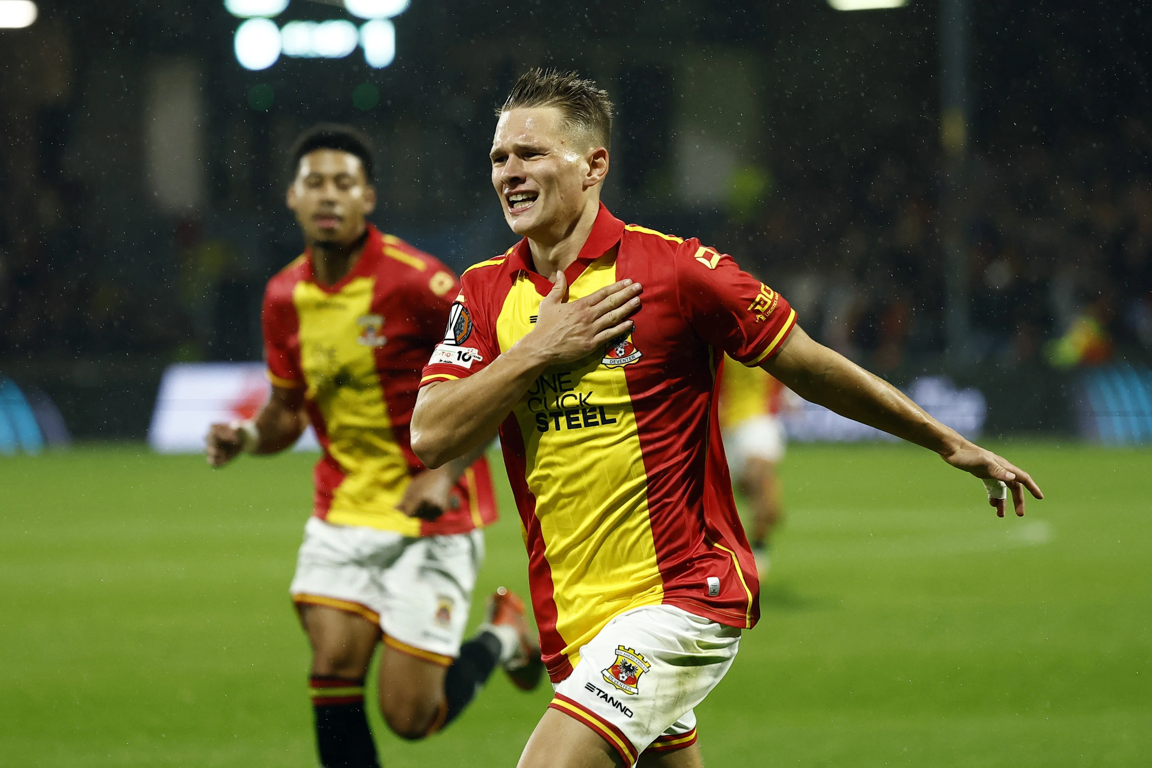 Go Ahead stunt tegen Aston Villa, AZ verslaat Slovan Bratislava