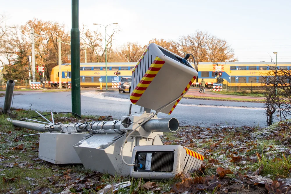 Flitscamera bij gevaarlijke overgang Baarn omver gereden door gladheid