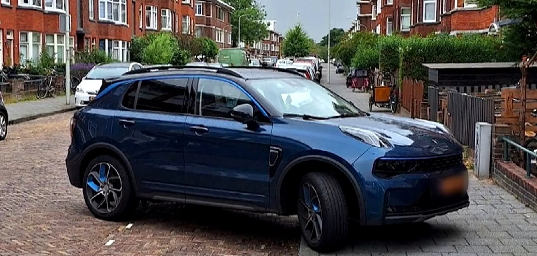 Midden op de weg, op de stoep: Haagse wijk heeft buik vol van aso-parkeerder
