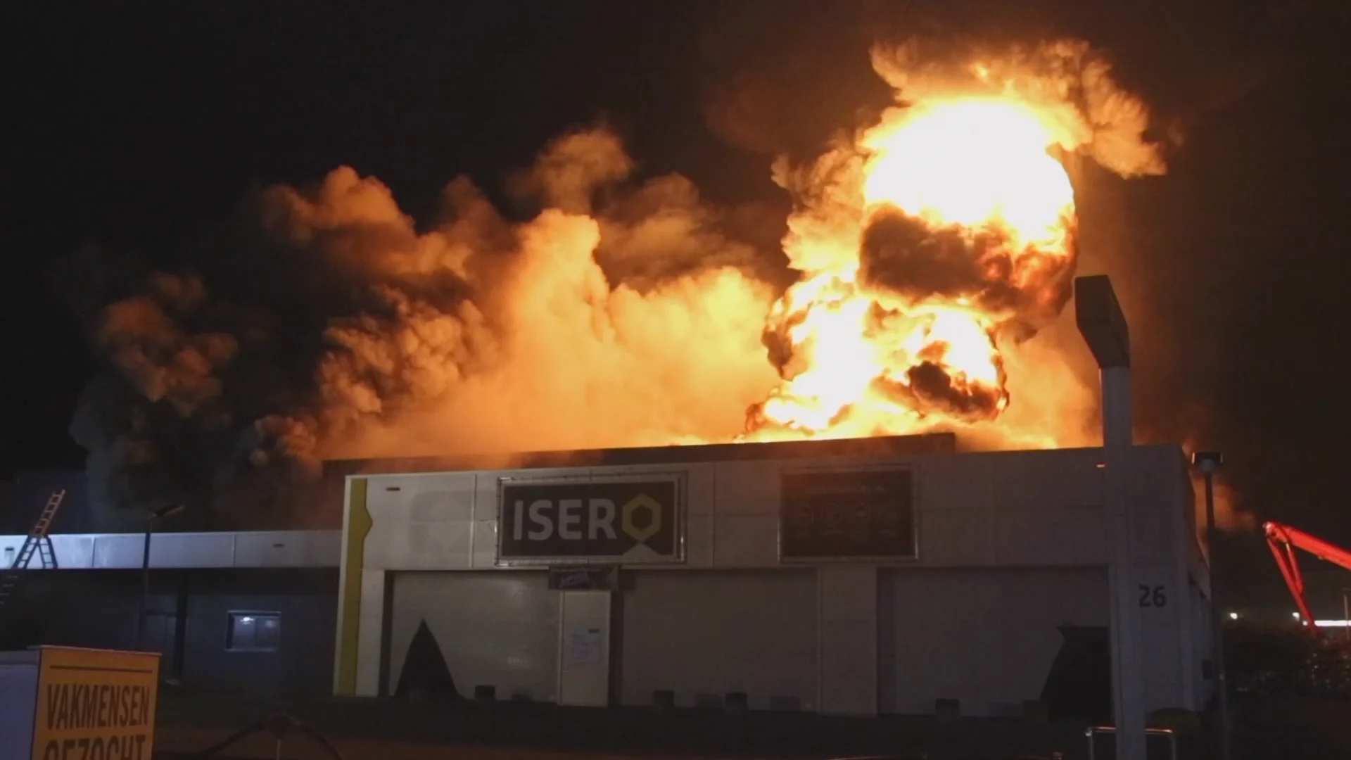 Enorme vlammen en stankoverlast: brand verwoest ijzerhandel in Gouda