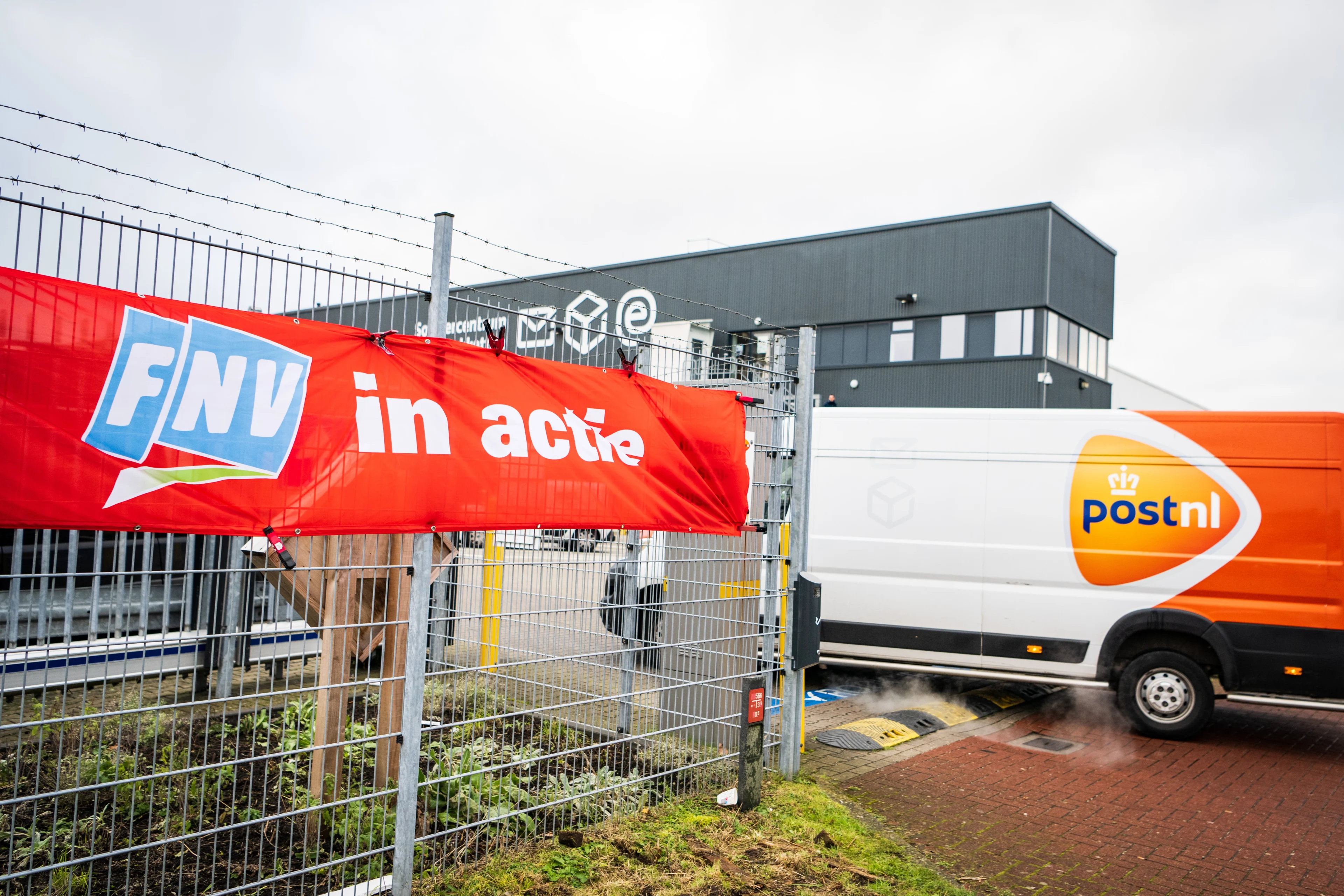 Na streekvervoerders leggen ook chauffeurs PostNL twee dagen lang het werk neer