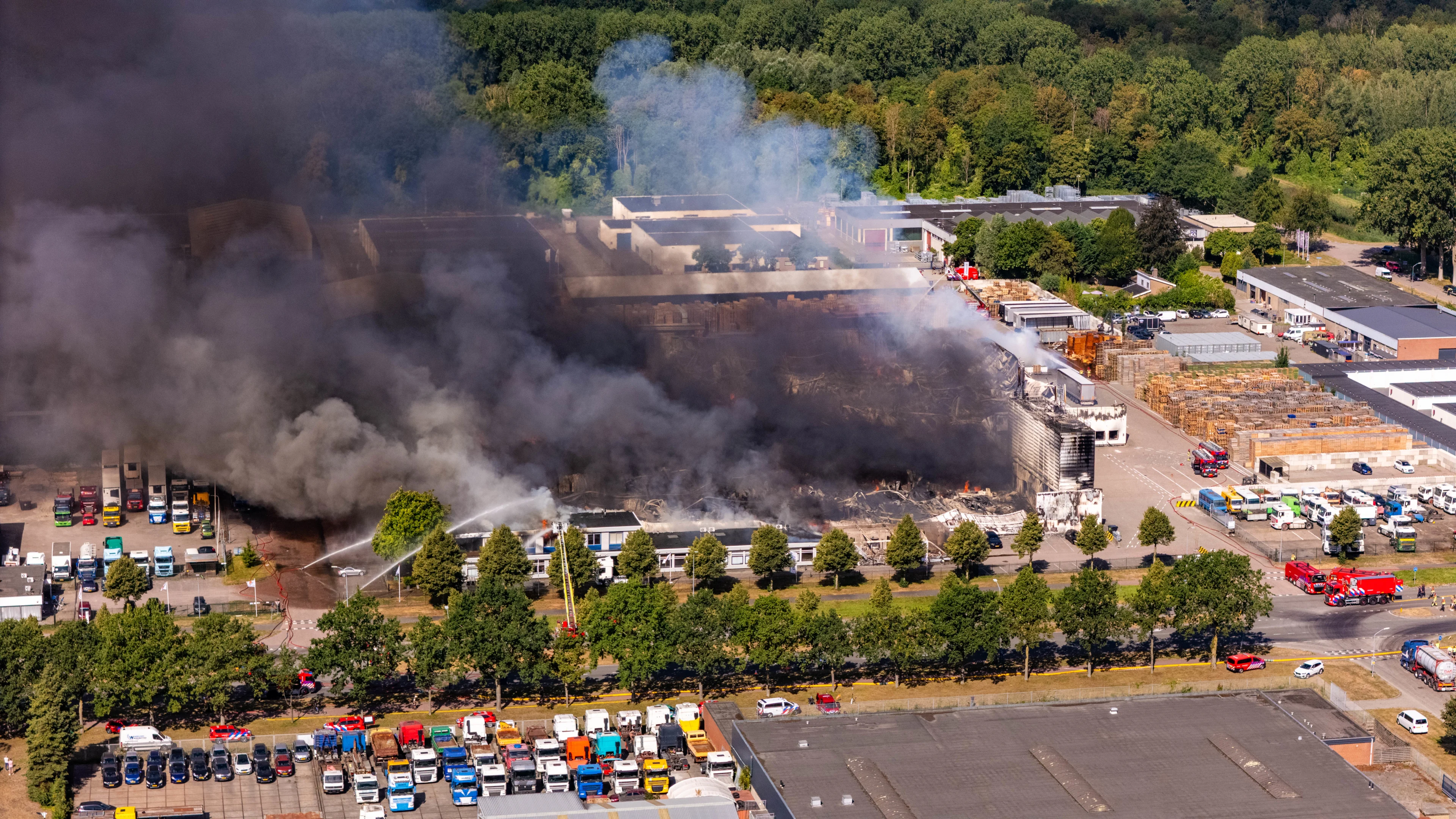 Meerdere panden verloren bij zeer grote brand in Lelystad, NL-Alert verstuurd