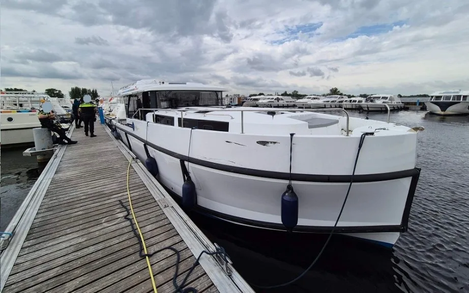 Man steelt boot van half miljoen en ramt andere boten in haven Vinkeveen