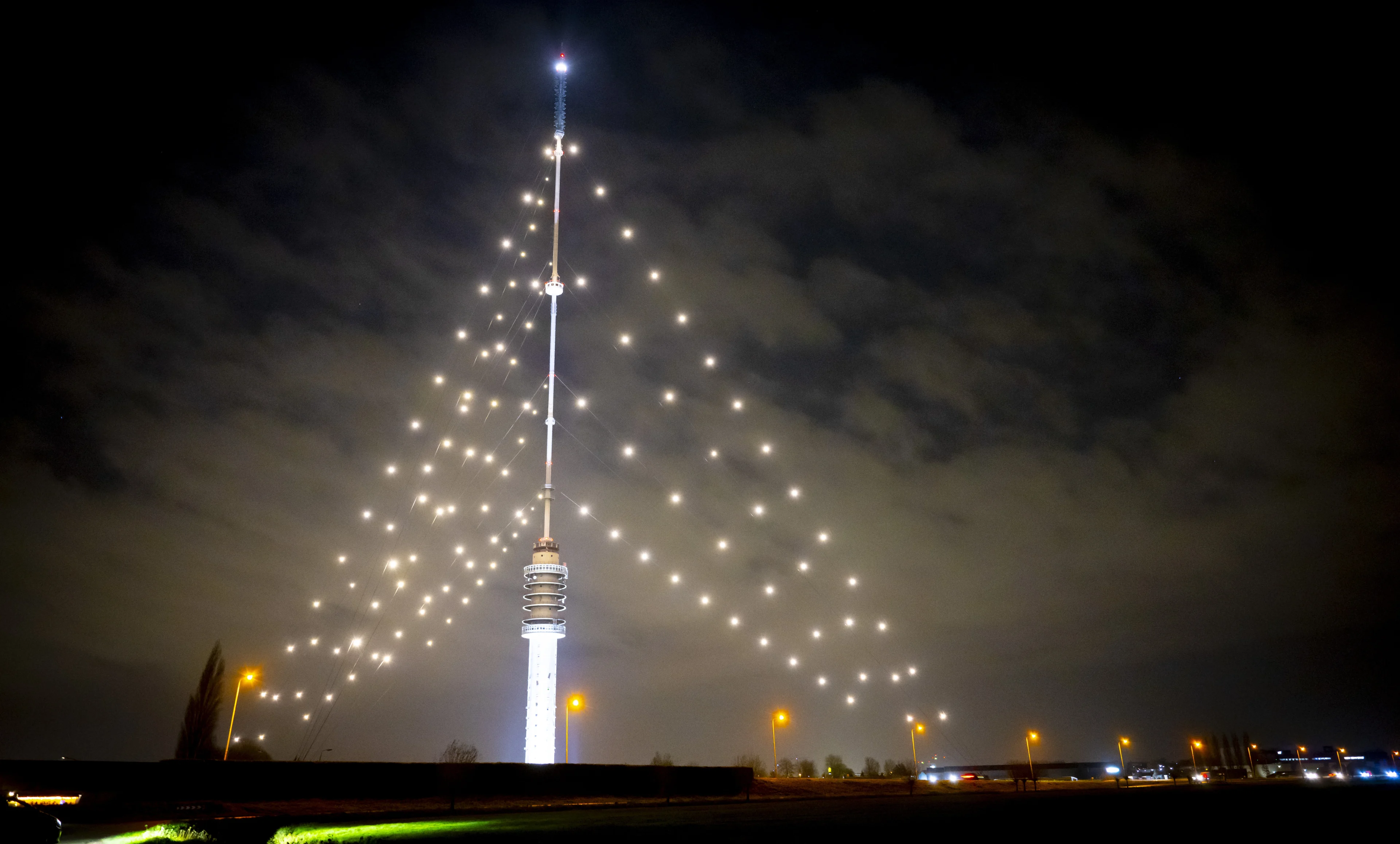 Lampjes grootste kerstboom van Nederland in IJsselstein weer aan