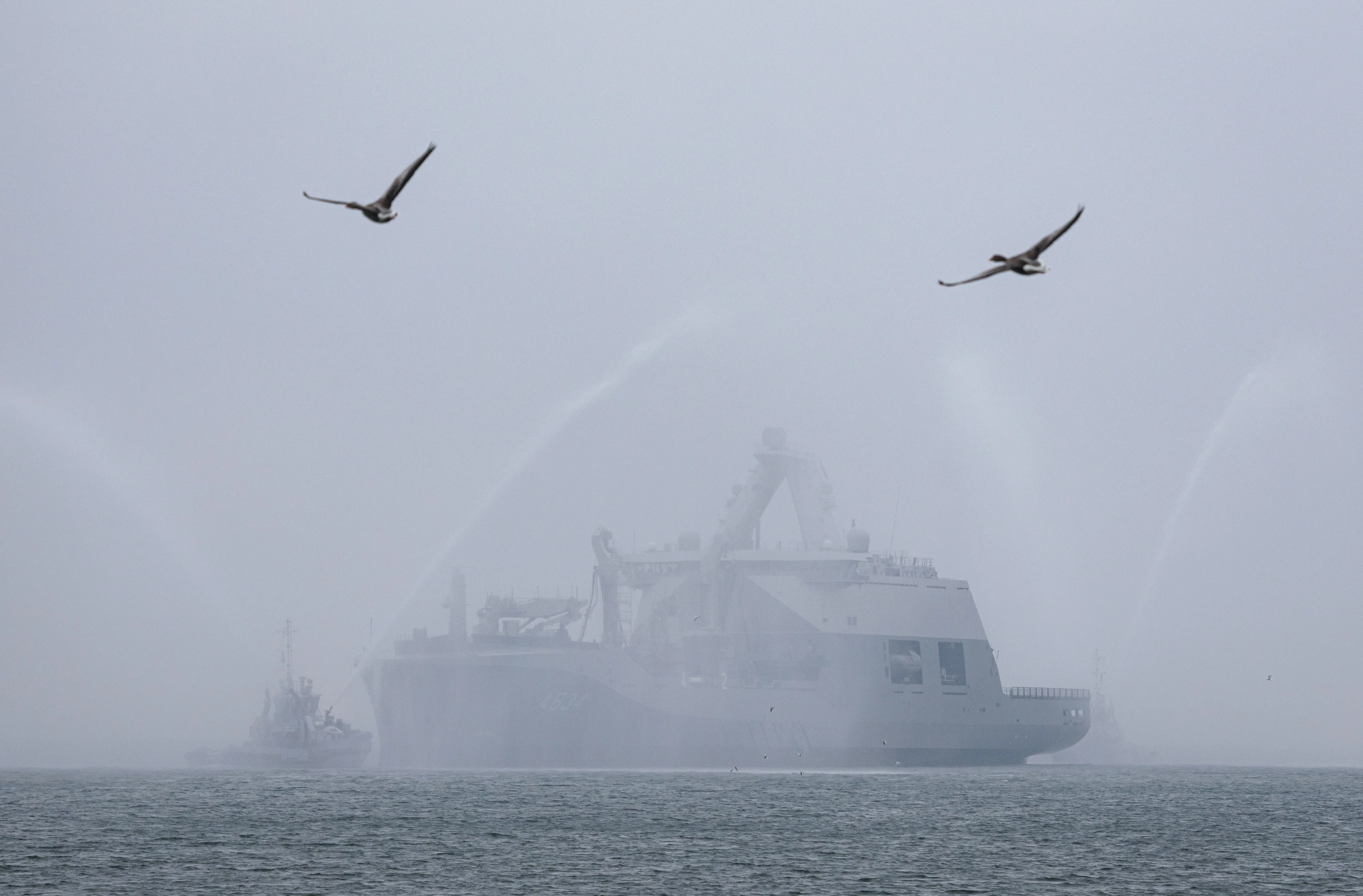 Russisch fregat in Nederlands deel Noordzee, nieuw marineschip Zr.Ms. Den Helder alert