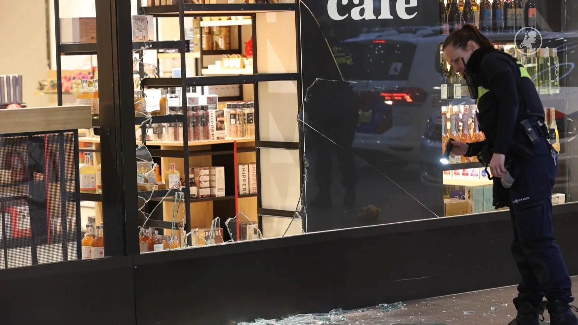 Vitrines van Bijenkorf in Eindhoven aan gruzelementen