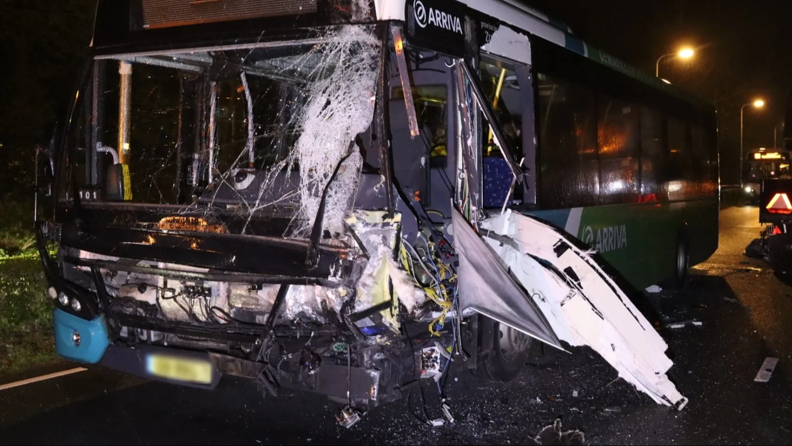 Ravage na botsing tussen lijnbus en trekker, chauffeur komt met schrik vrij