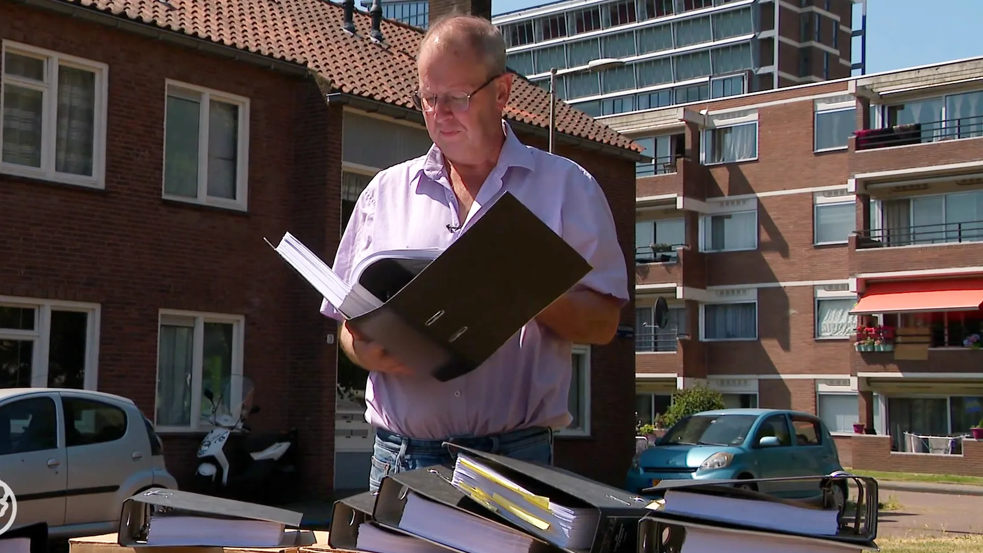 Marcel vindt acht dozen vol strafdossiers over grote drugscrimineel bij het grofvuil