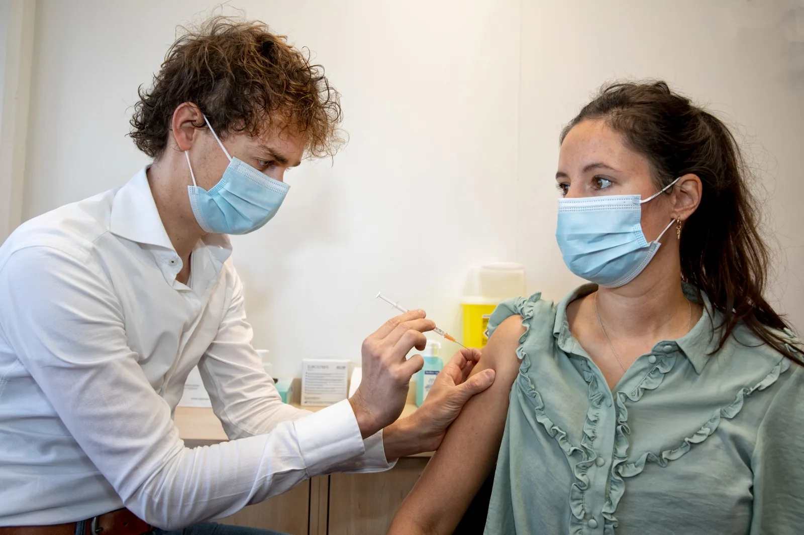 Zeker 2,2 miljoen mensen haalden een coronaprik, minder dan in 2024