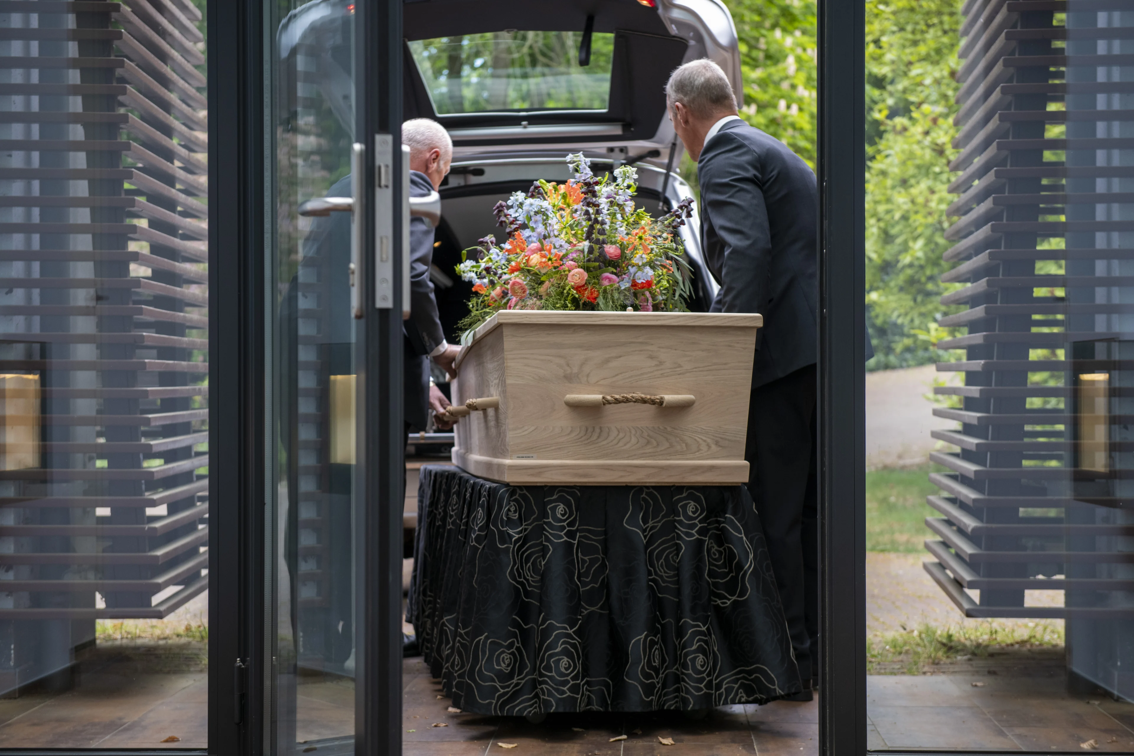 Ludieke actie uitvaartverzorger: raad de kosten van uitvaart en win je eigen begrafenis