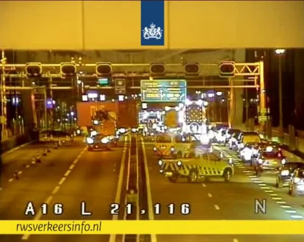 Vrachtwagen raakt pijlwagen op A16, schiet door vangrail