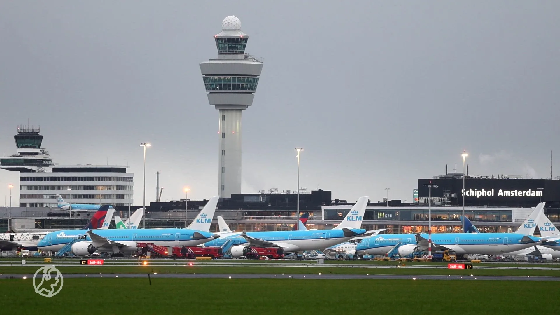 Vluchten geannuleerd en treinen vertraagd door harde wind