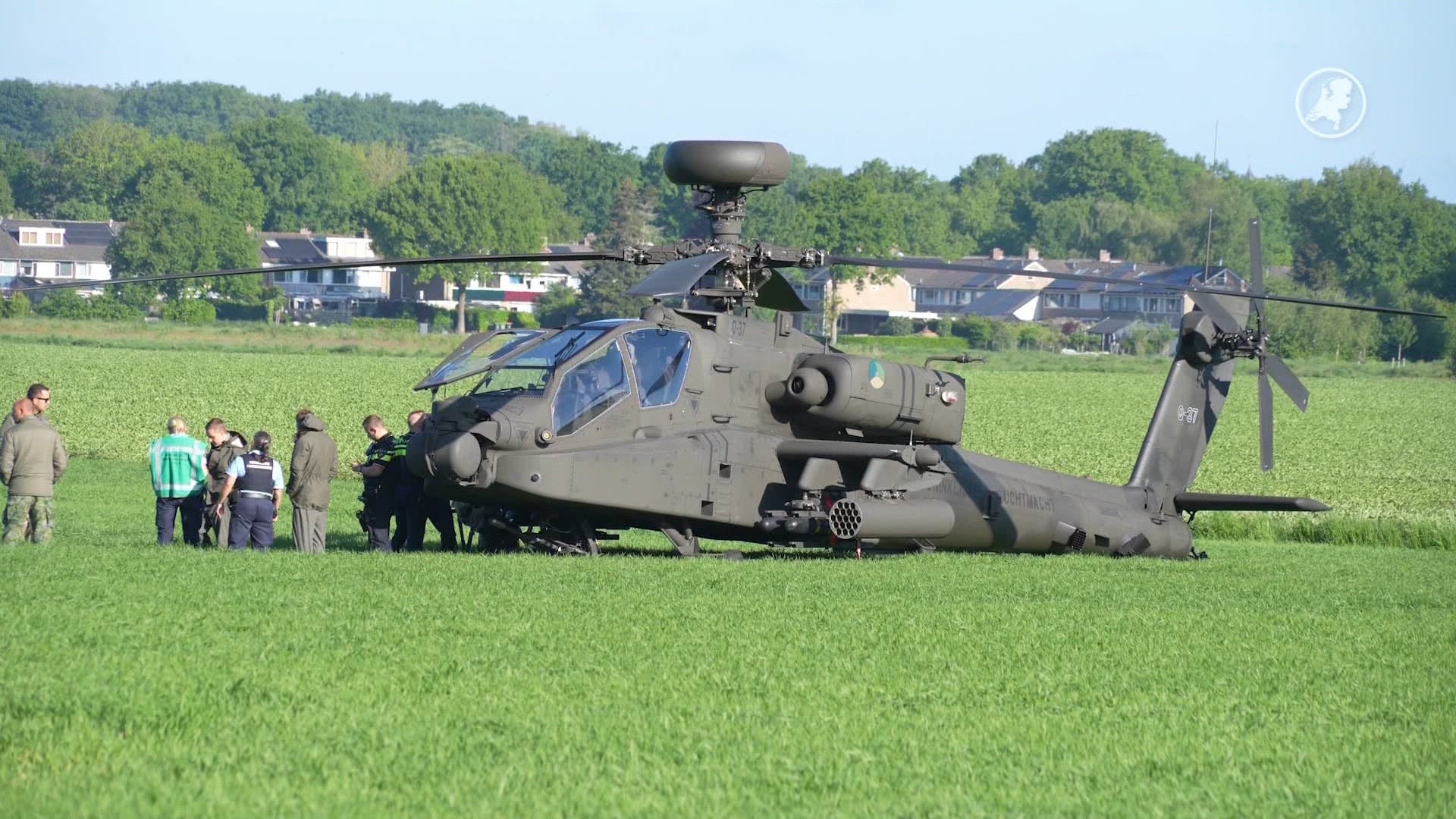 Militaire helikopter moet noodlanding maken in weiland bij Borger
