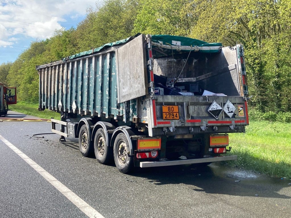 A67 bij Eersel nog uren dicht door brandende vrachtwagen