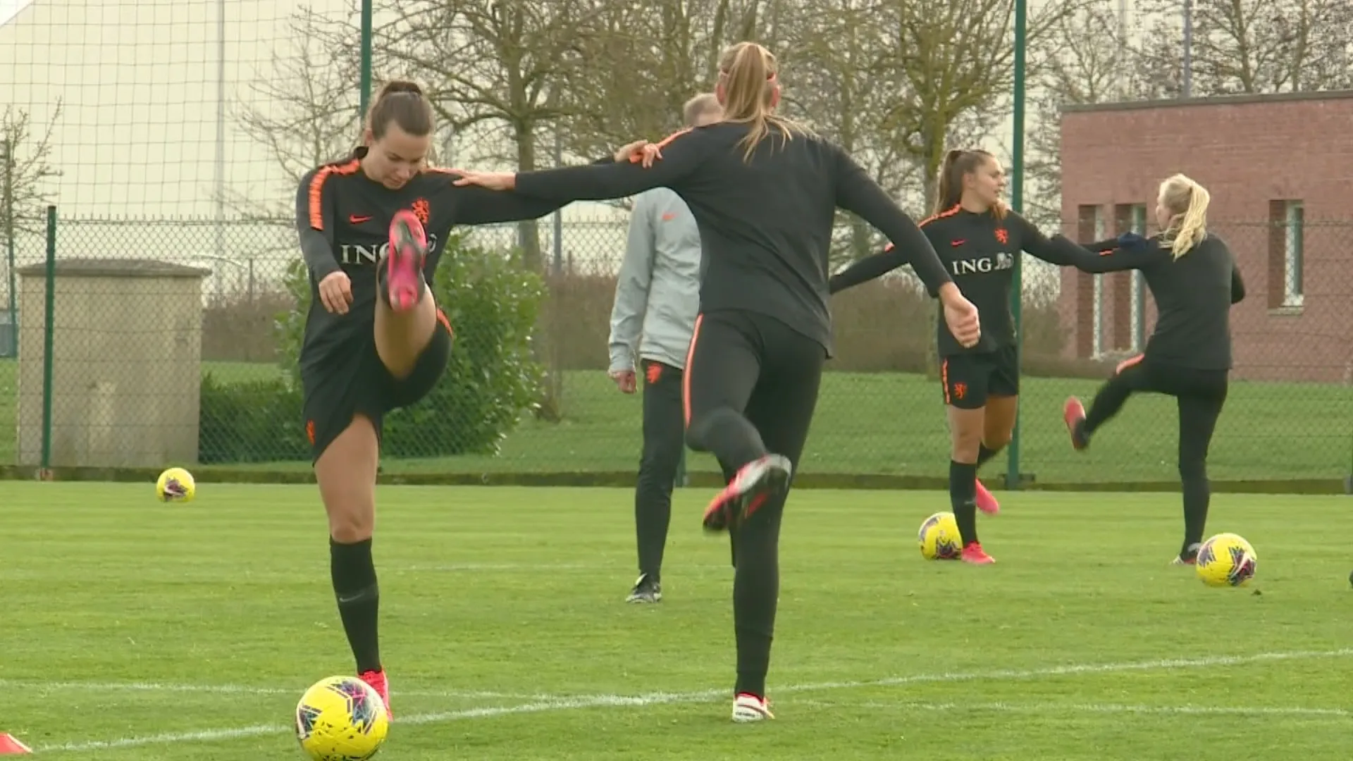 Oranje Leeuwinnen hebben het 'lastig', mogen niet meer knuffelen vanwege coronavirus
