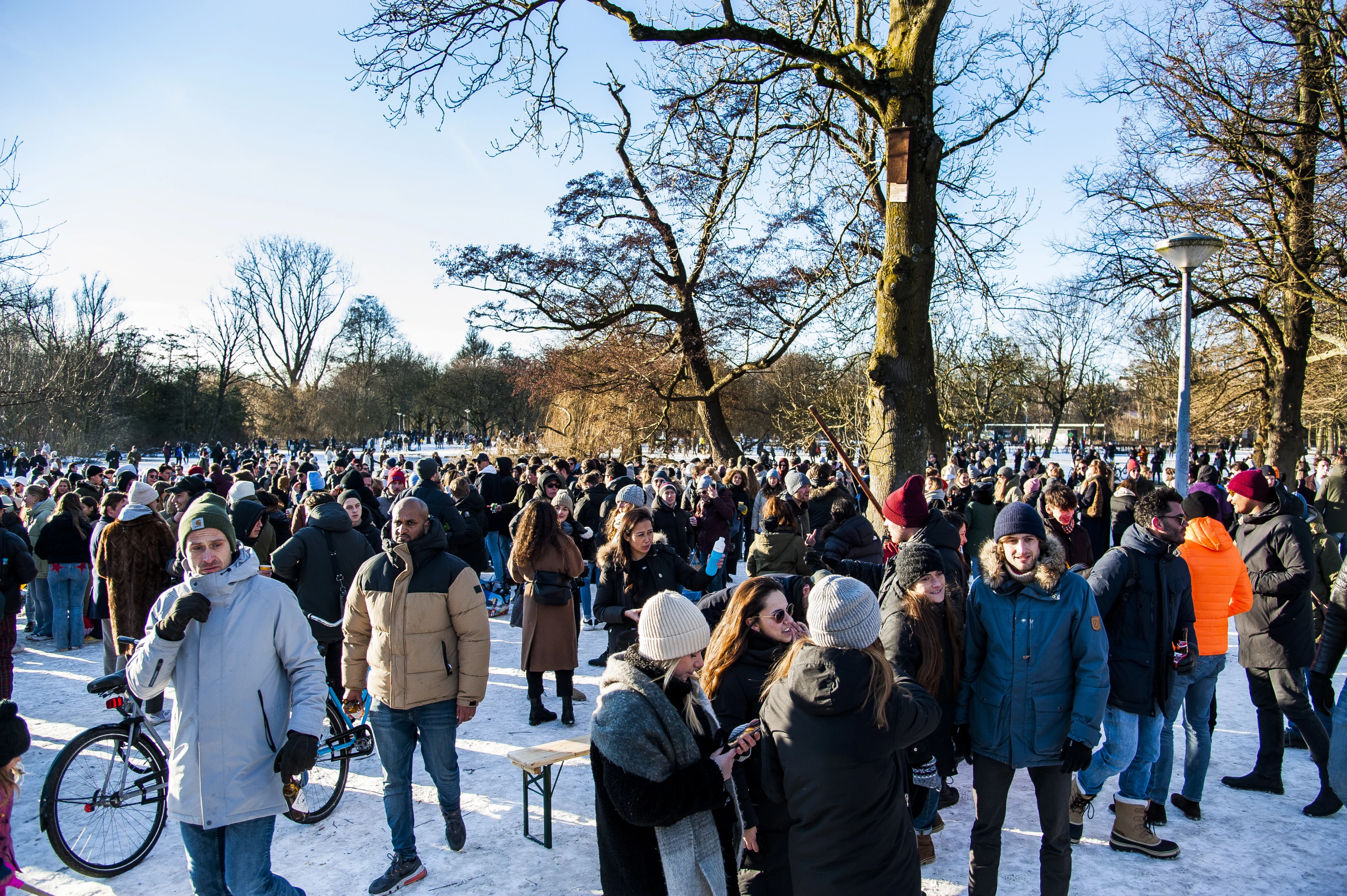 Viroloog over schaatsgekte: 'Kans op besmetting klein, buitenlucht geen excuus voor feestjes'