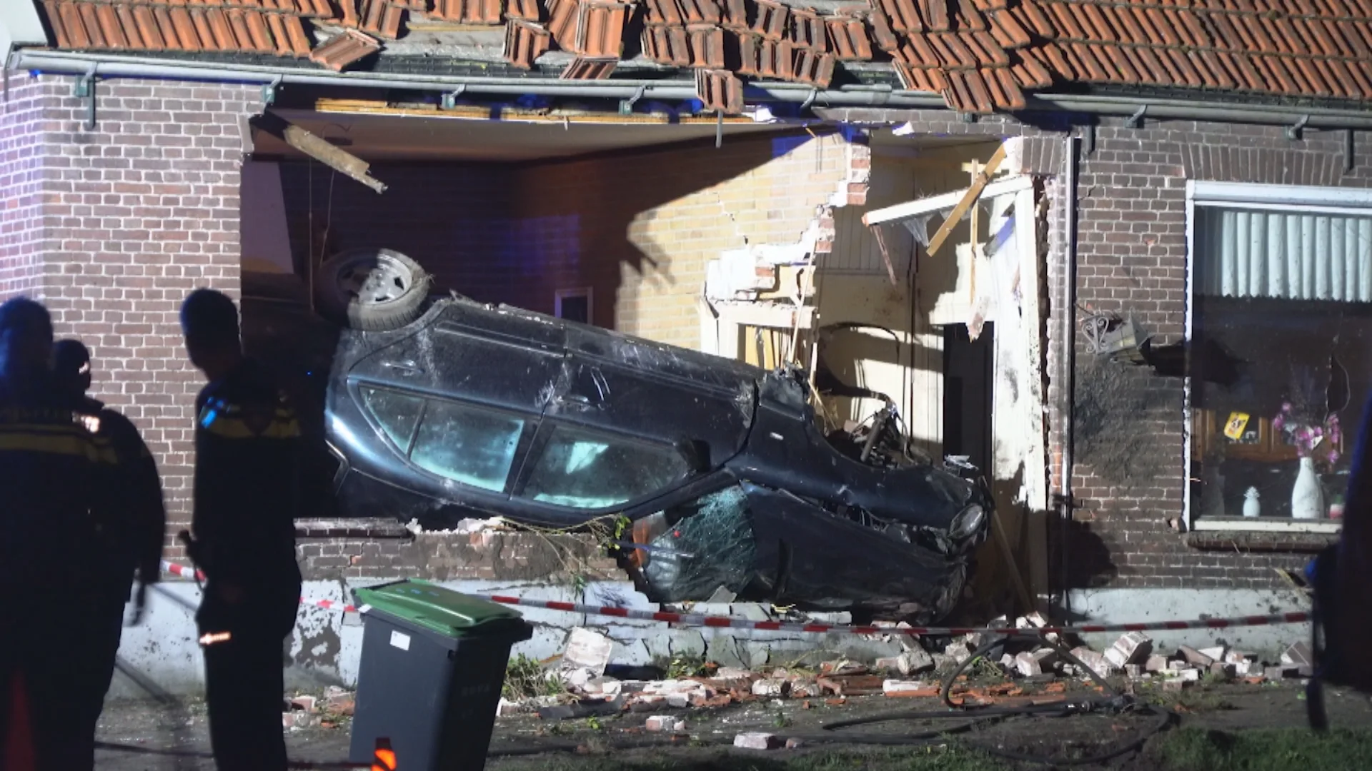 Auto doorboort woning in Bergentheim na politieachtervolging