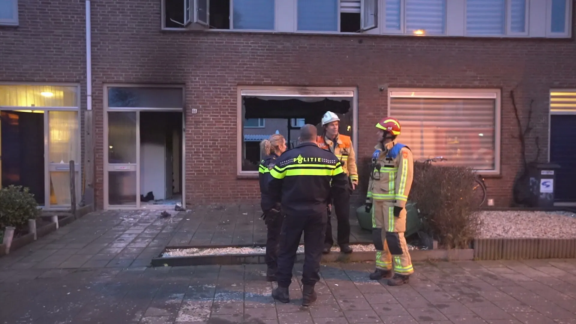 Felle brand verwoest woning in Eindhoven, bewoners op tijd gevlucht