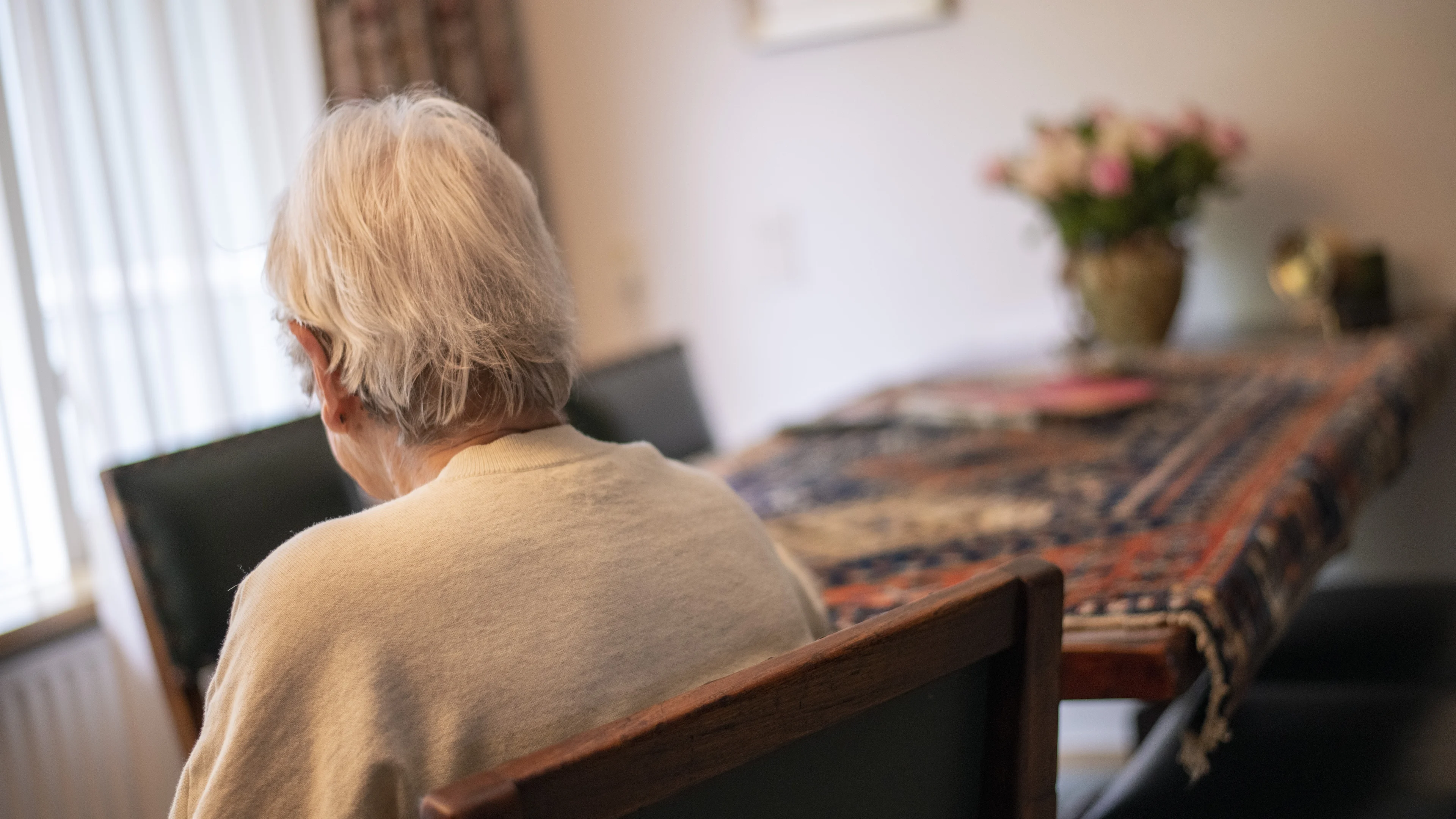 Hoogbejaarde vrouw (85) door drie mannen bestolen van sieraden