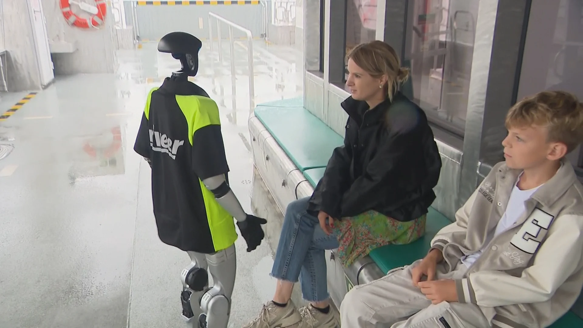 Robot-primeur: Kai vaart mee op veerpont Gorinchem en helpt personeel