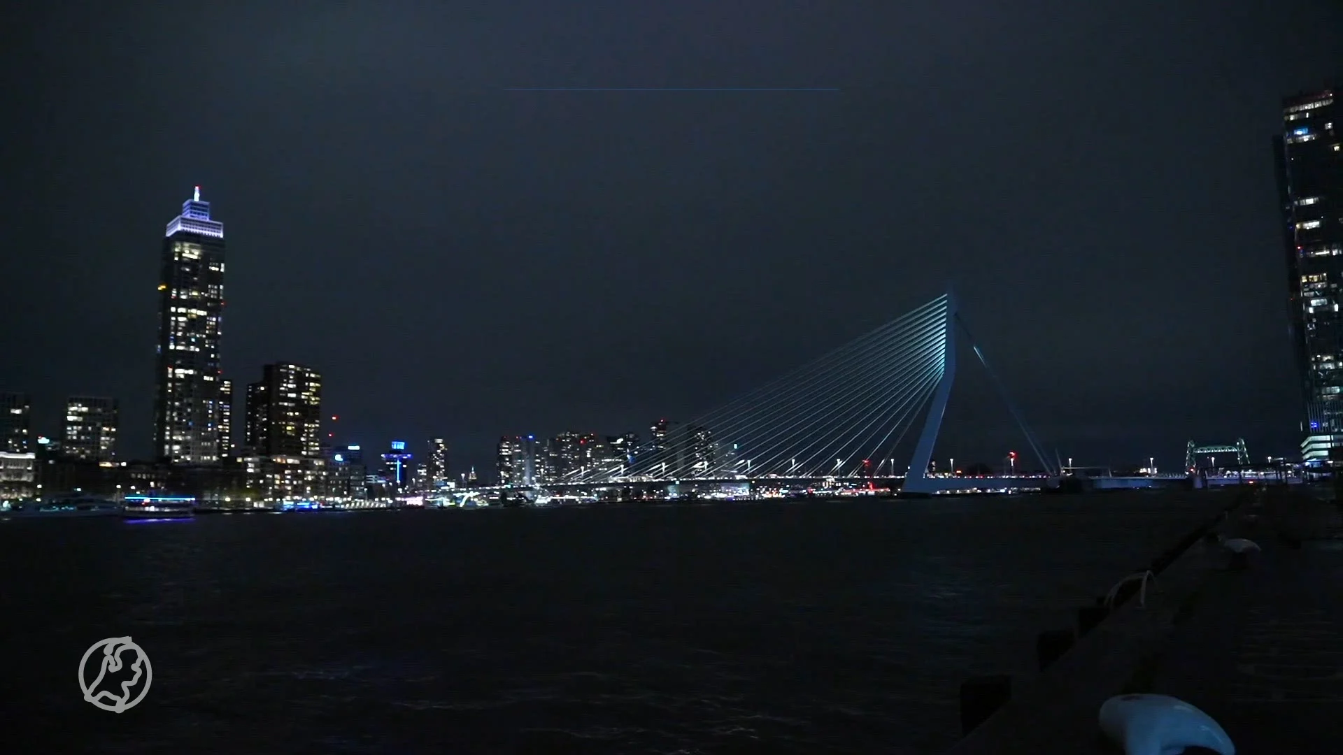 Watertaxi Rotterdam verdwijnt even onder water na aanvaring met waterbus