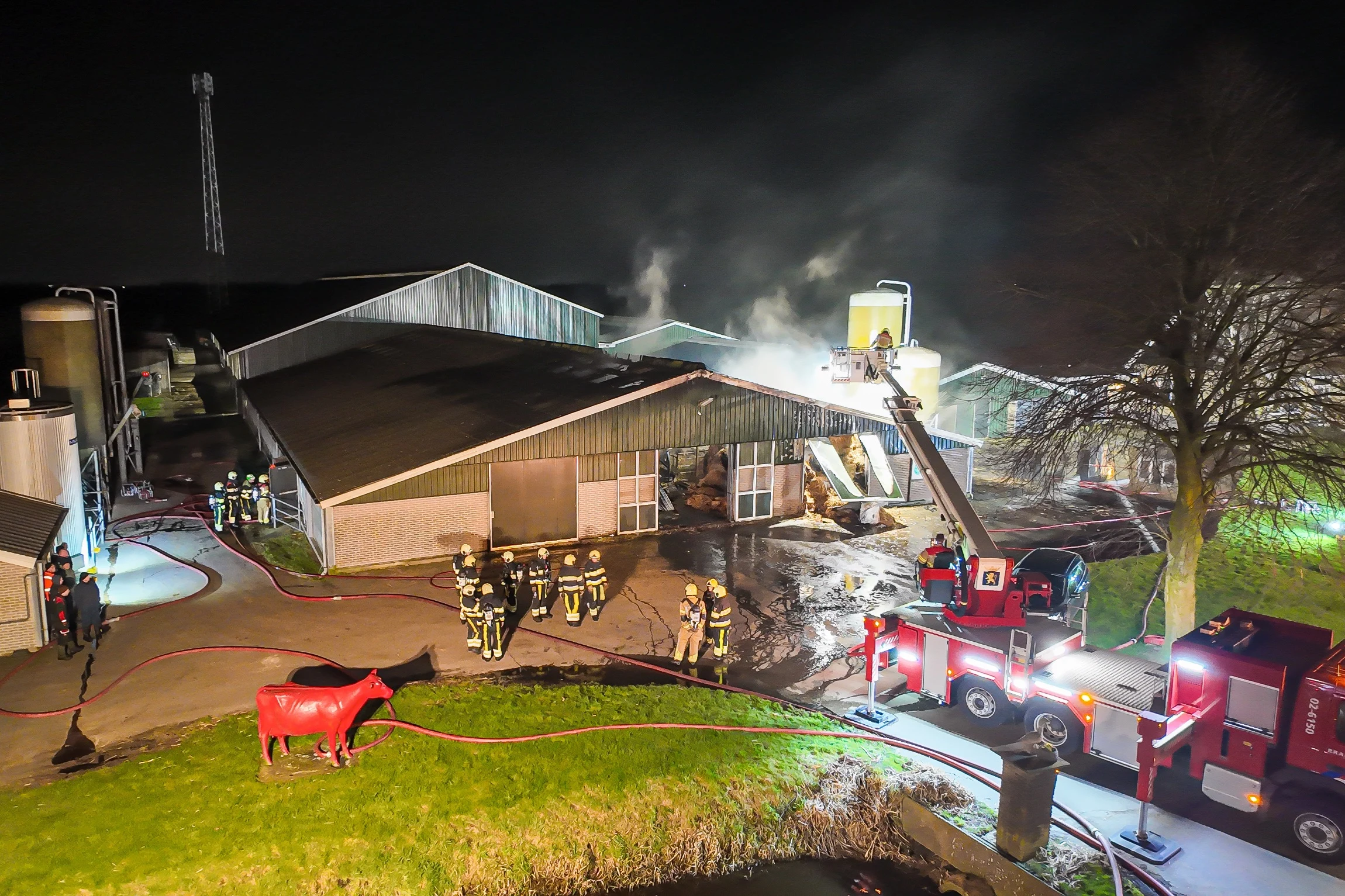 Grote brand in stal Aldeboarn, 500 koeien geëvacueerd