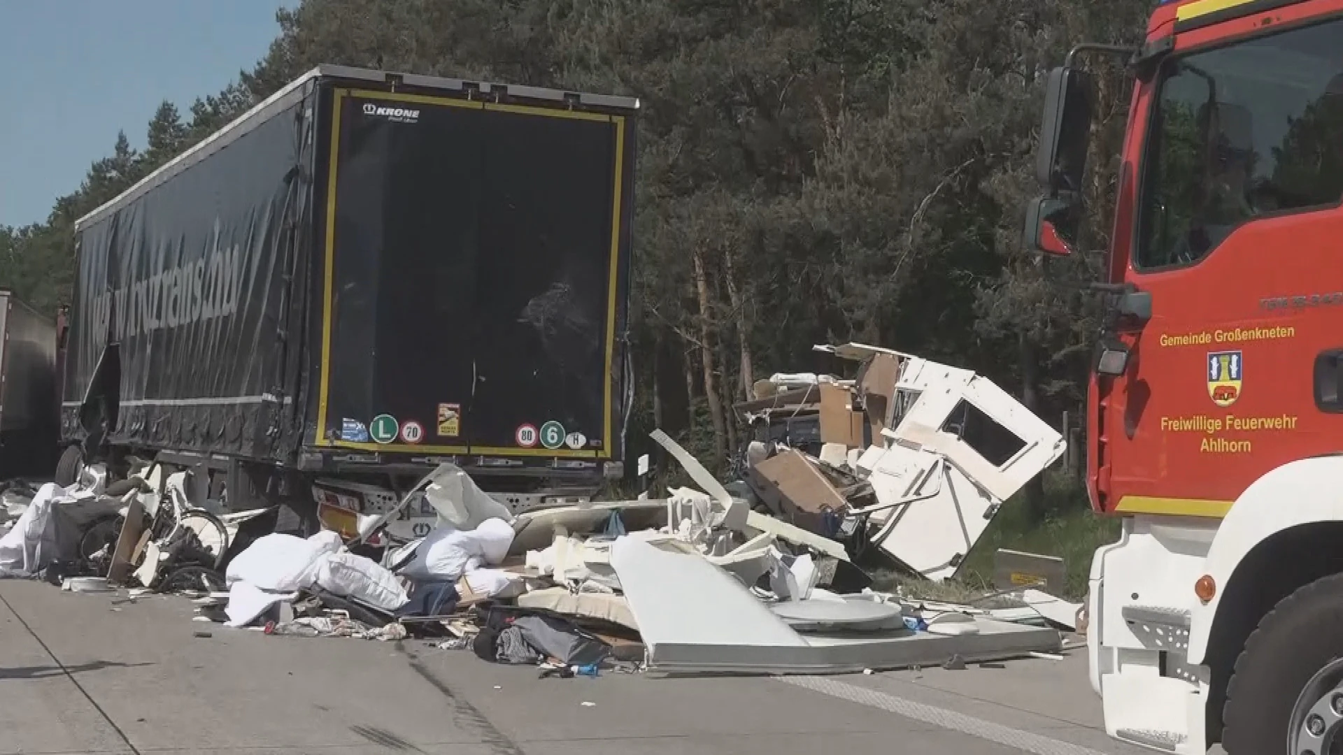 Duitse trucker ziet file niet en rijdt in op camper, Nederlander overlijdt: 'Was zeer ernstig'