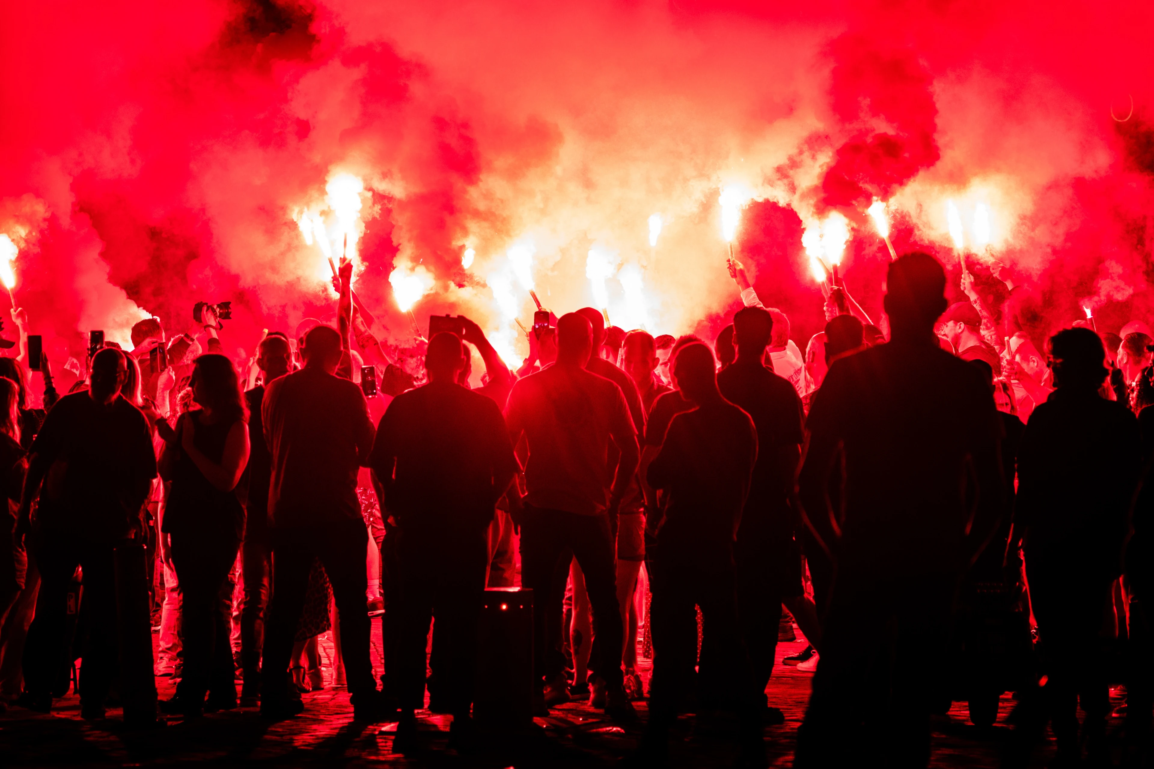 Supporters gewond door fakkel tijdens wedstrijd Feyenoord: 17-jarige aangehouden