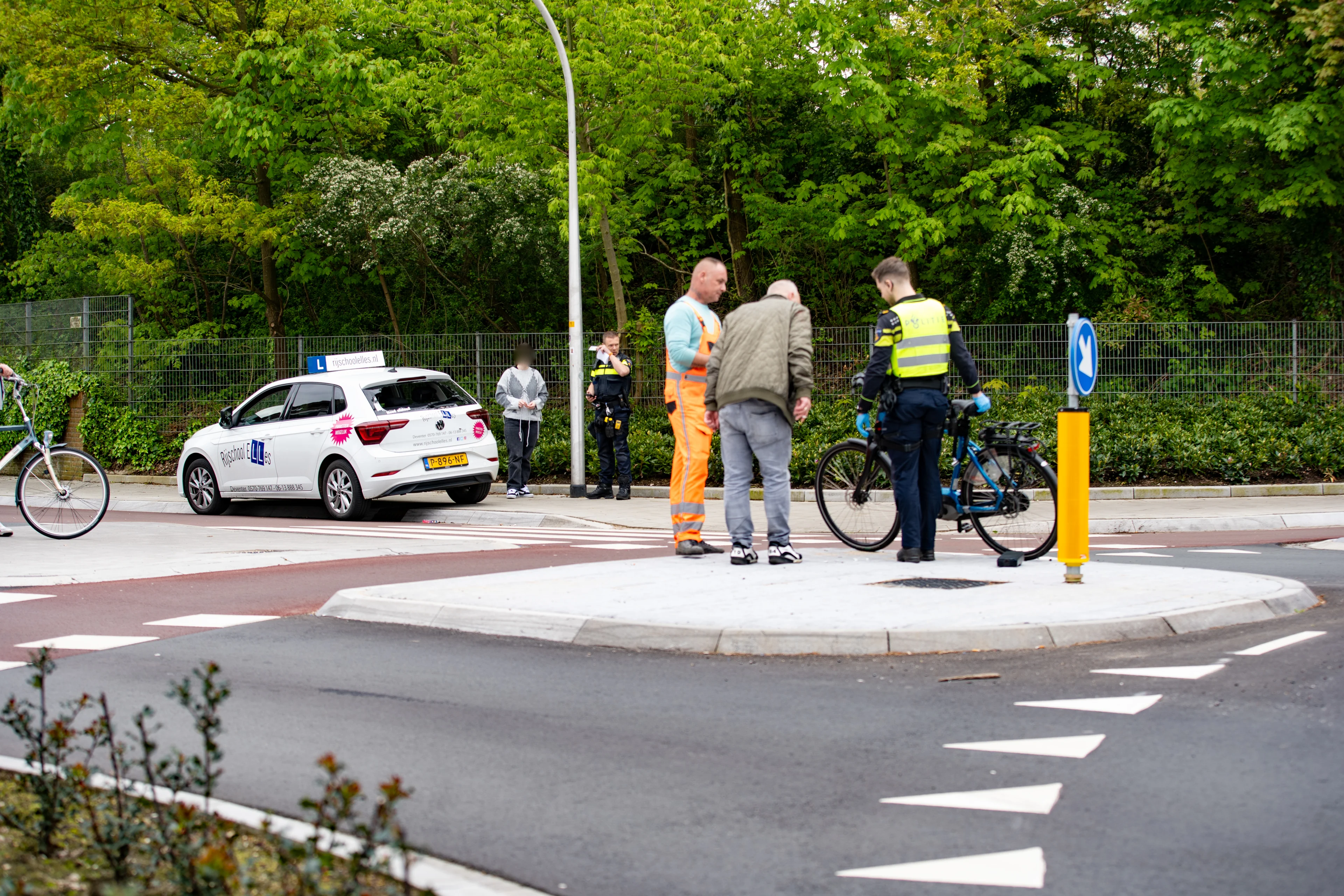 Agressieve fietser knalt op lesauto en neemt de benen