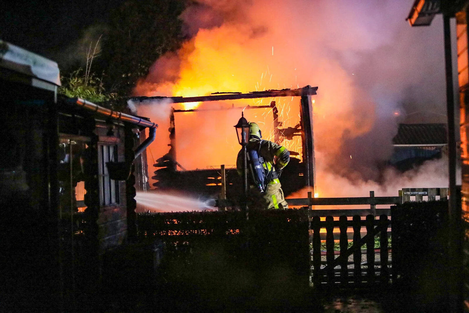 Dode bij felle brand in stacaravan in Lieren, twee honden in veiligheid gebracht