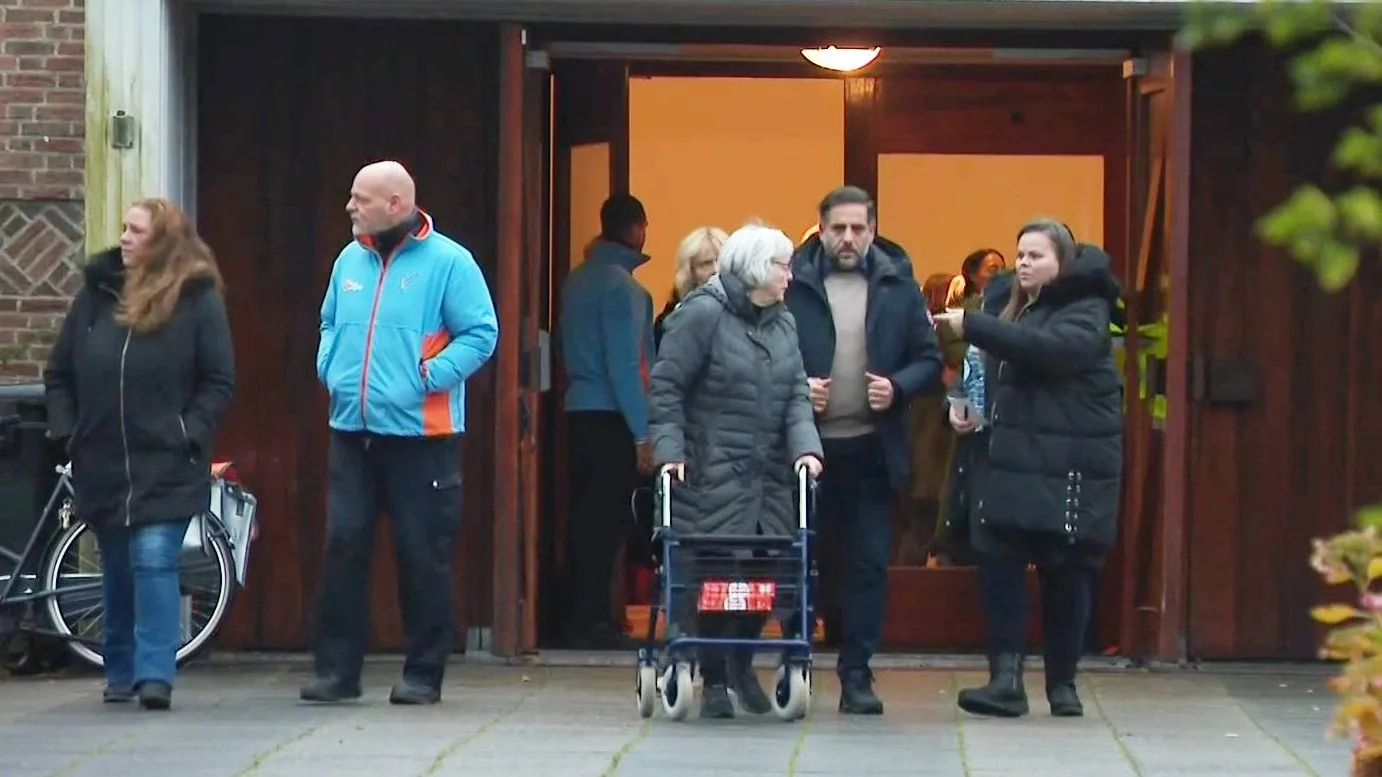 Grote opkomst bij emotionele samenkomst over explosies Tarwekamp