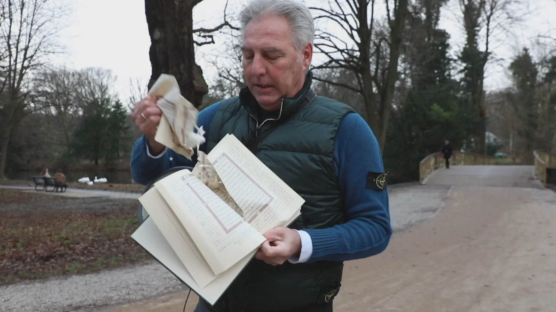 Rutte vindt koranverscheuring een 'smakeloze' actie: 'Laat boeken heel'