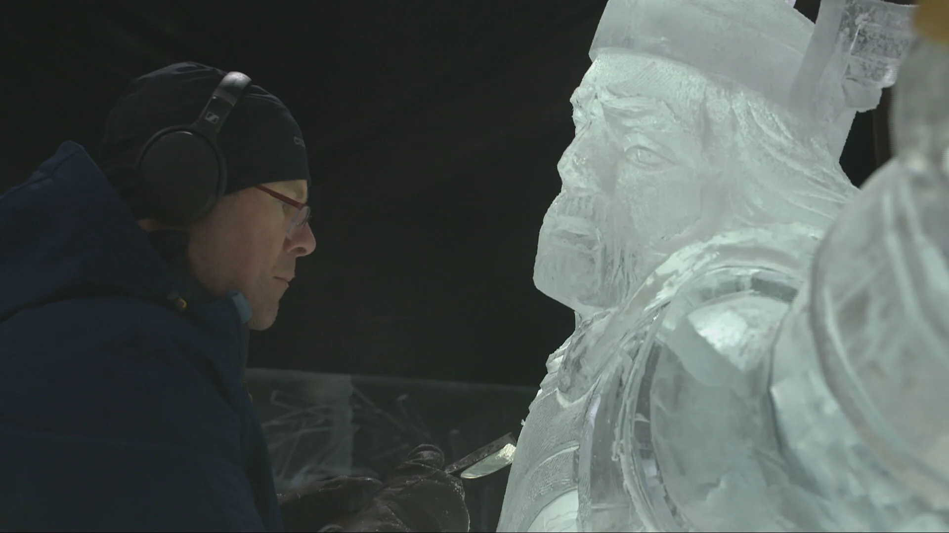 Kunstenaars hakken enorme ijsbeelden van beroemde filmklassiekers