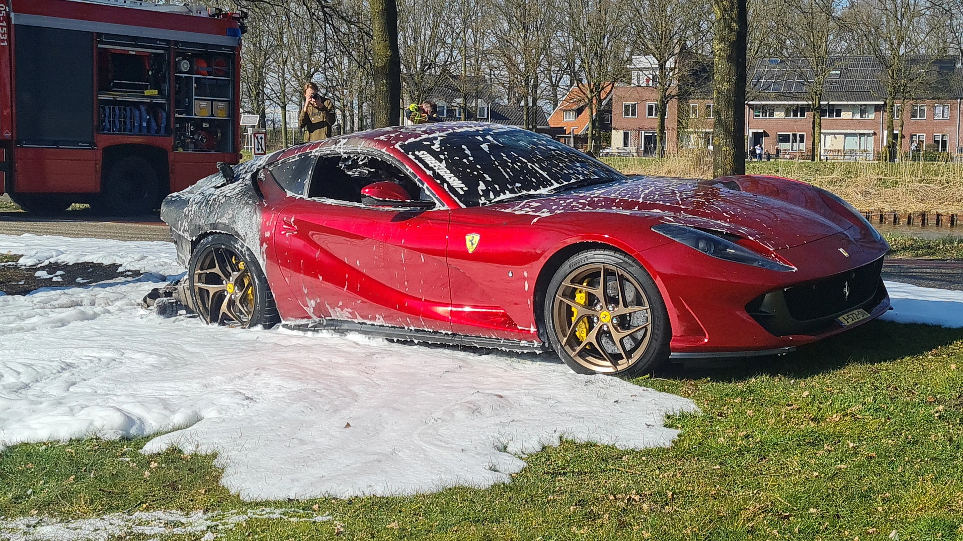 Peperdure Ferrari 812 Superfast gaat in vlammen op in Ambt Delden