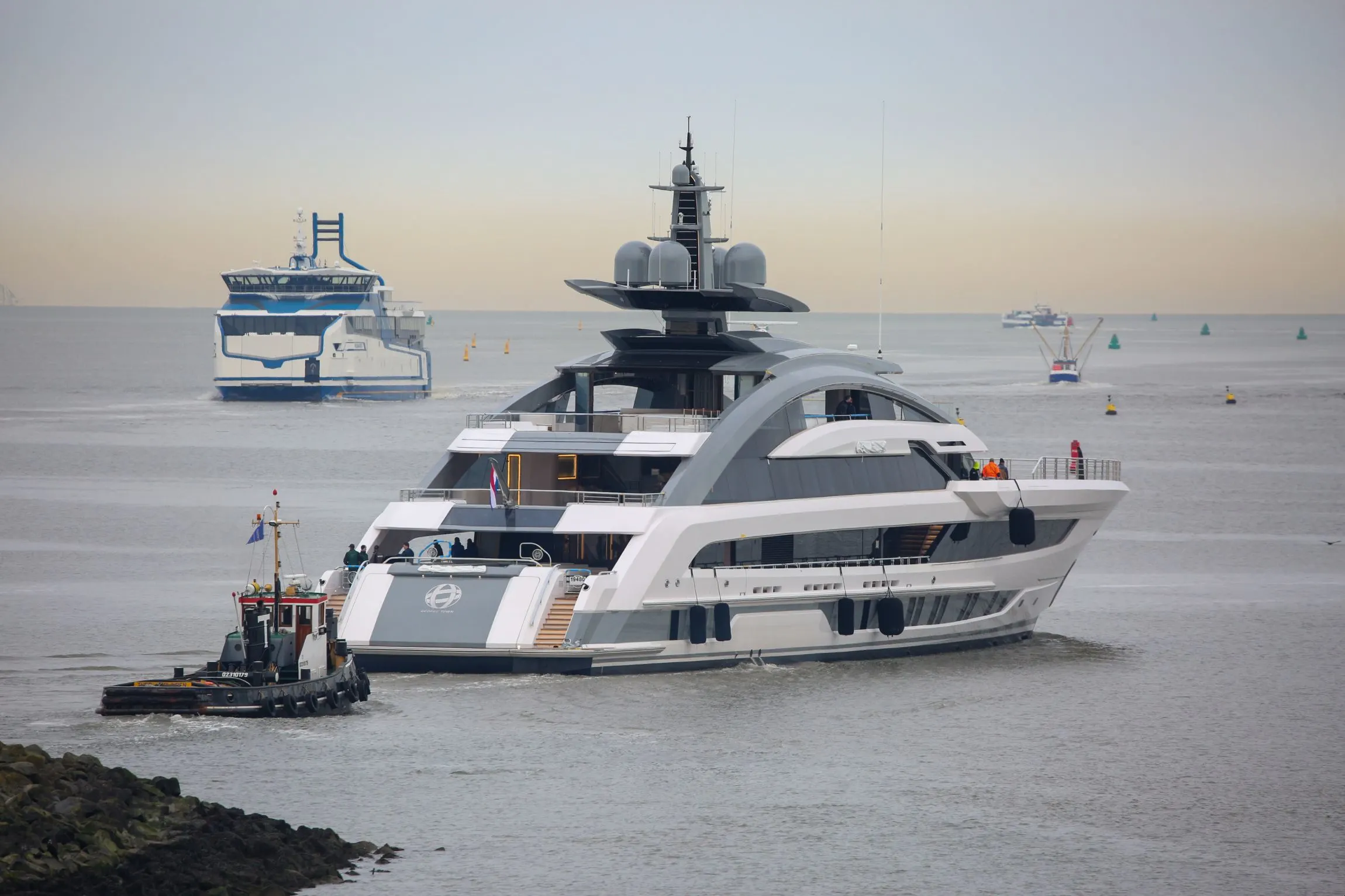 'Superjacht' Galactica maakt de tongen los in de haven van Harlingen