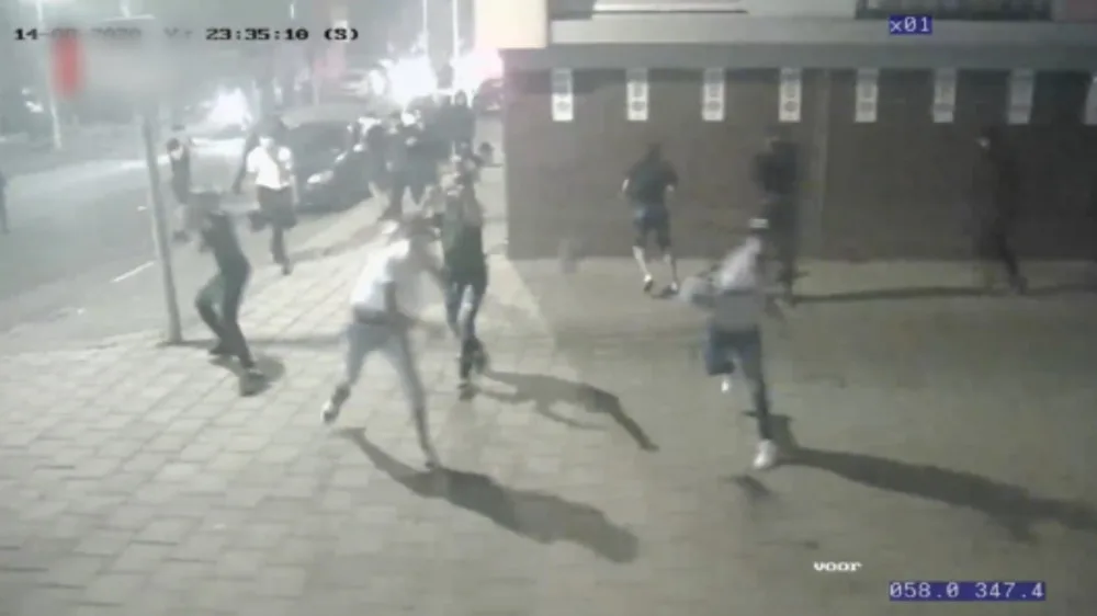 Politie toont herkenbare beelden van acht relschoppers Utrechtse Kanaleneiland