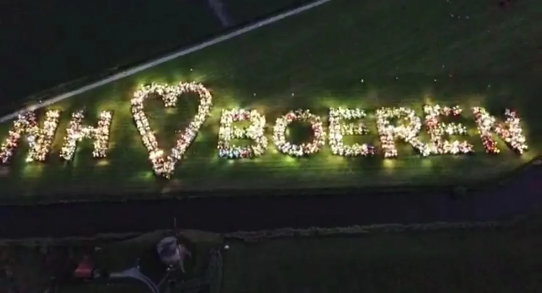 Boeren vormen met 400 trekkers de woorden 'NH houdt van boeren'