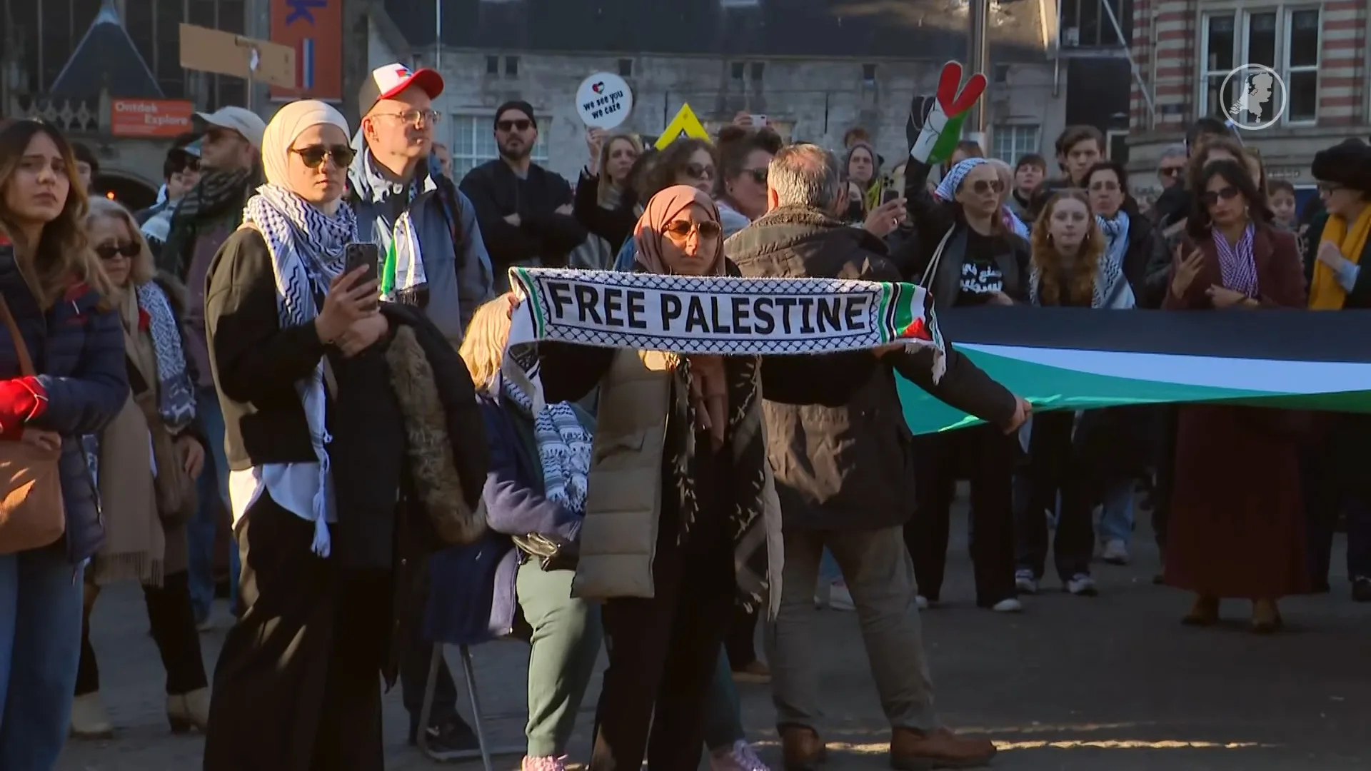 Ruim 200 mensen bij pro-Palestijnse betoging op Dam in Amsterdam