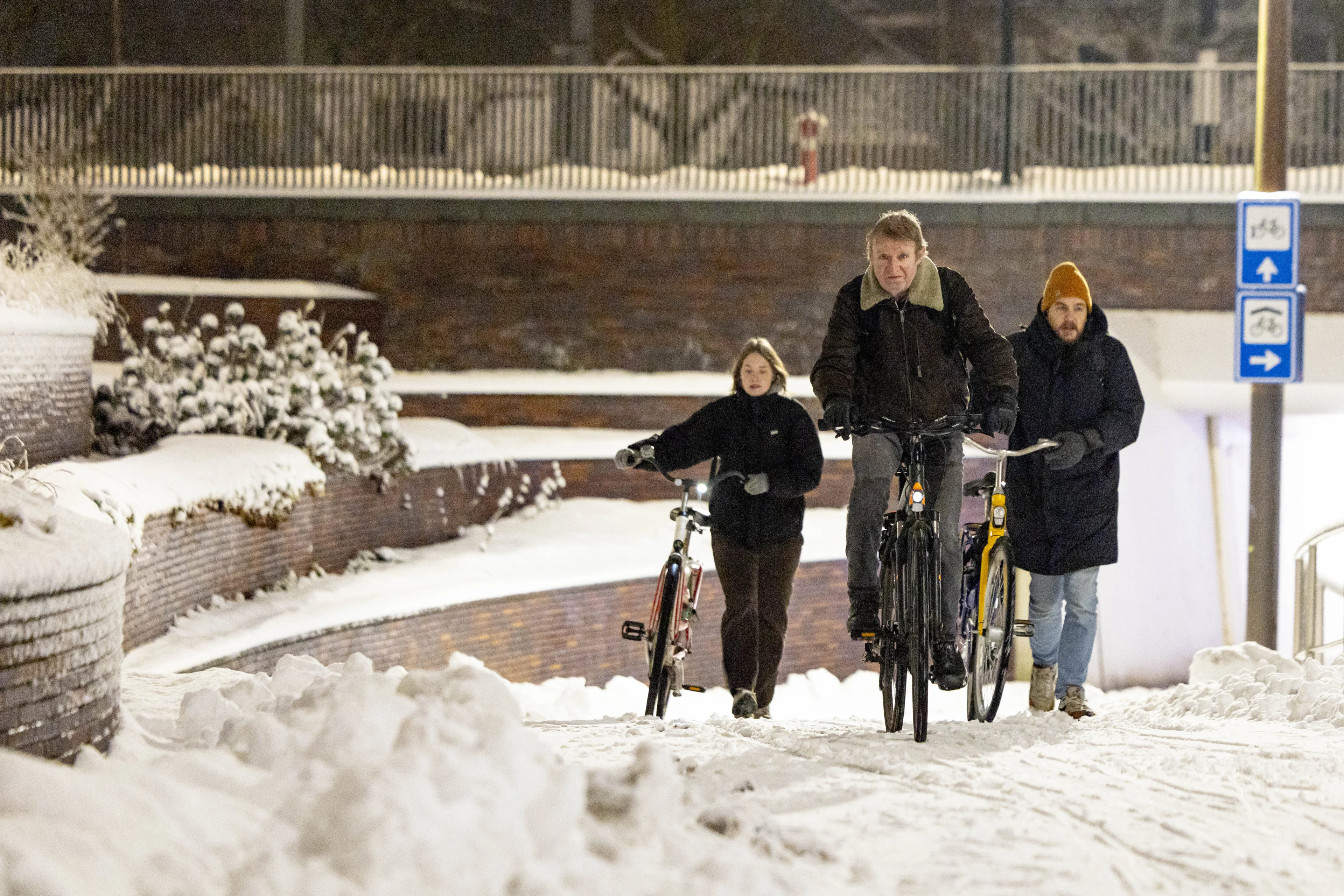 Code oranje in noorden, sneeuw en gladheid breiden later uit