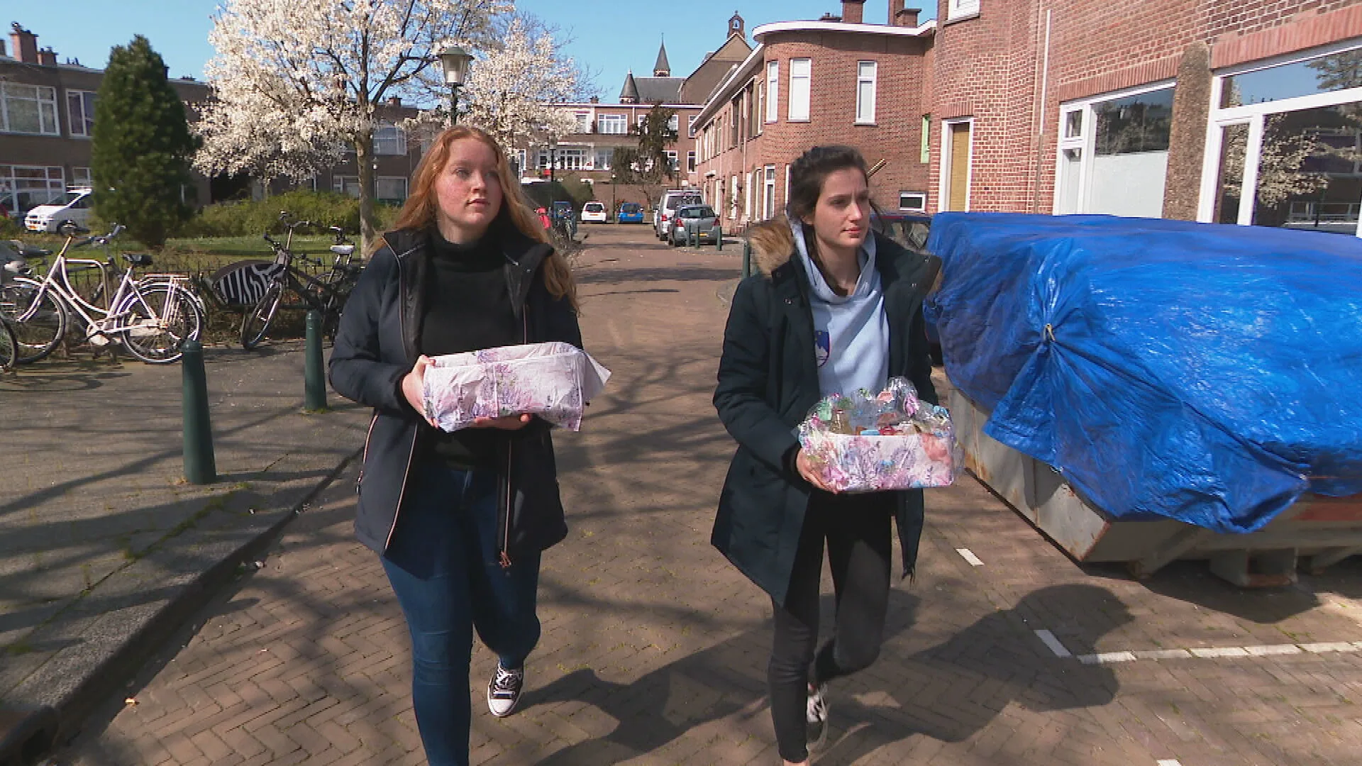 Jongeren brengen paasontbijtjes rond in Den Haag